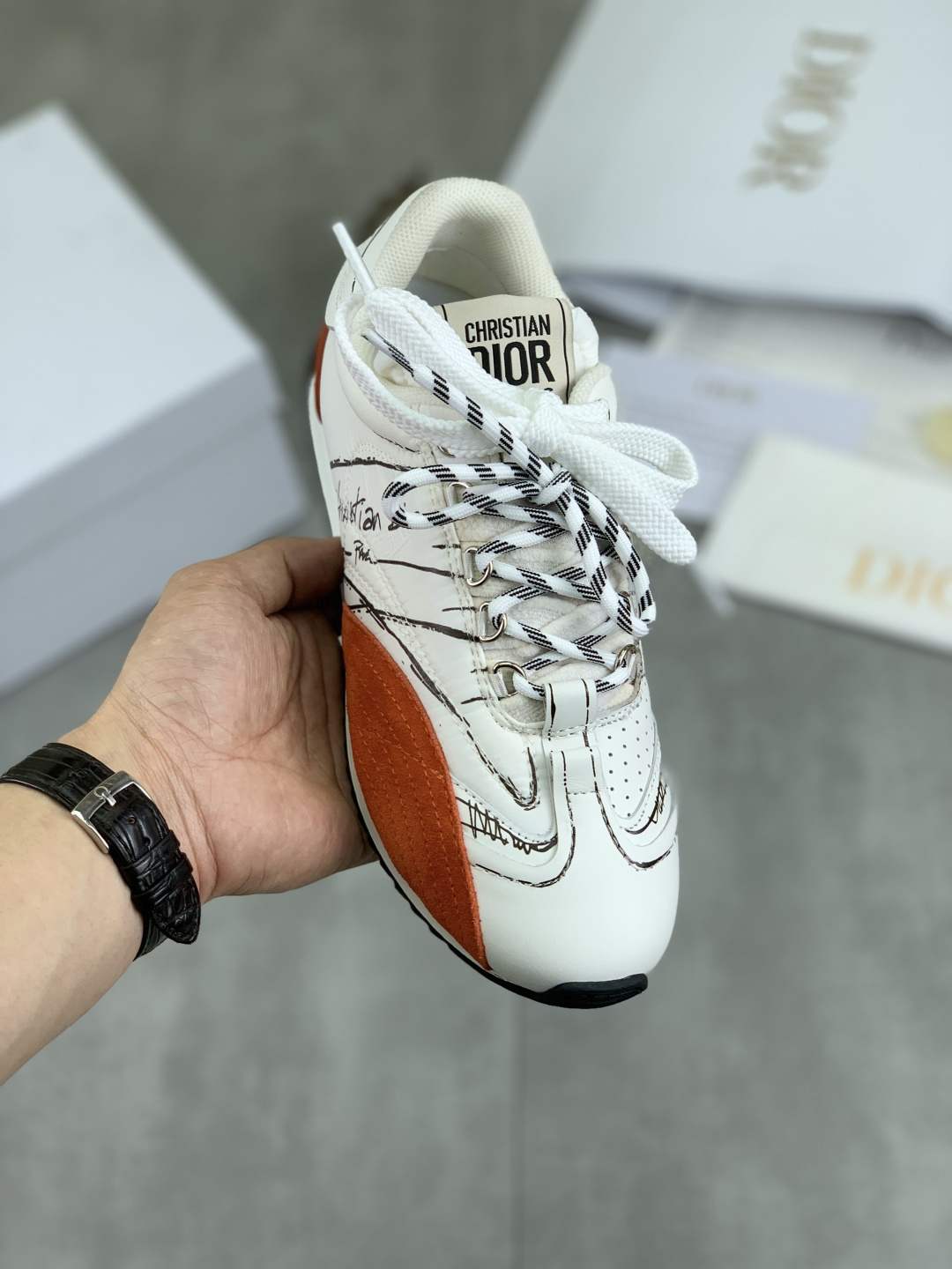 NO:273742,Real-price D-Sketch high-version sports shoes 25ss Spring and Summer series debuts, highlighting classic retro aesthetics. It is carefully crafted from black top cowhide, decorated with printed logo inspired by the shoe production stage, paired with blue-gray high mercerated reverse velvet cowhide inserts and pair of shoelaces. The sides are decorated with hand-painted style logos, and the heel and tongue are decorated with iconic inscriptions and signs. The paired with two-color slim sole is more refined, which can add a high-order temperament to various casual styles. Materials featured top cowhide & high mercerated cowhide upper, coordinated inner fabric and footrest, original open mold Tpu two-color molded sole, exquisite packaging for high-end version. Size 35-46,,sneakers,cowhide19860909实价 D-Sketch 高版本运动鞋 25ss春夏系列精彩亮相,彰显经典复古美学.采用黑色头层牛皮精心制作,饰以灵感源自鞋履制作阶段的印花标志,搭配青灰色高丝光反绒牛皮镶片和双鞋带.侧面饰以手绘风格标志,鞋跟和鞋舌点缀以标志性镶片和标牌.搭配双色纤薄鞋底更显精致,可为各式休闲造型增添高订气质. 材质特色头层牛皮&高丝光牛反绒鞋面,内里织物及垫脚搭配协调,原版开模Tpu双色成型大底,高版本精美包装. 码数35-46,,sneakers,cowhide,Men's shoes