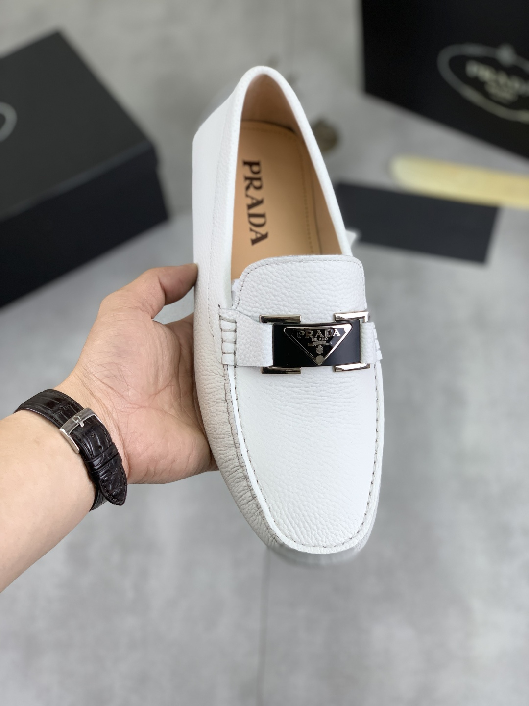 NO:273761,【Actually priced】【PRADA】 Prada Hong Kong high-quality beanie shoes. Lazy foot cover Love style This fabric uses imported top Italian top layer cowhide full-head pig skin inner lining, more high-end original non-slip wear-resistant rubber outsole driving only option, size 38-454 colors available, prada, prada, loafers, cowhide19860909【实价】【PRADA】 普拉达香港高品质豆豆鞋.懒人套脚乐福款 此款面料采用进口顶级意大利头层牛皮全头层猪皮内里 里更为高档 原版防滑耐磨橡胶大底驾车唯一选择,码数38-454色可选,,prada,prada,loafers,cowhide,Men's shoes