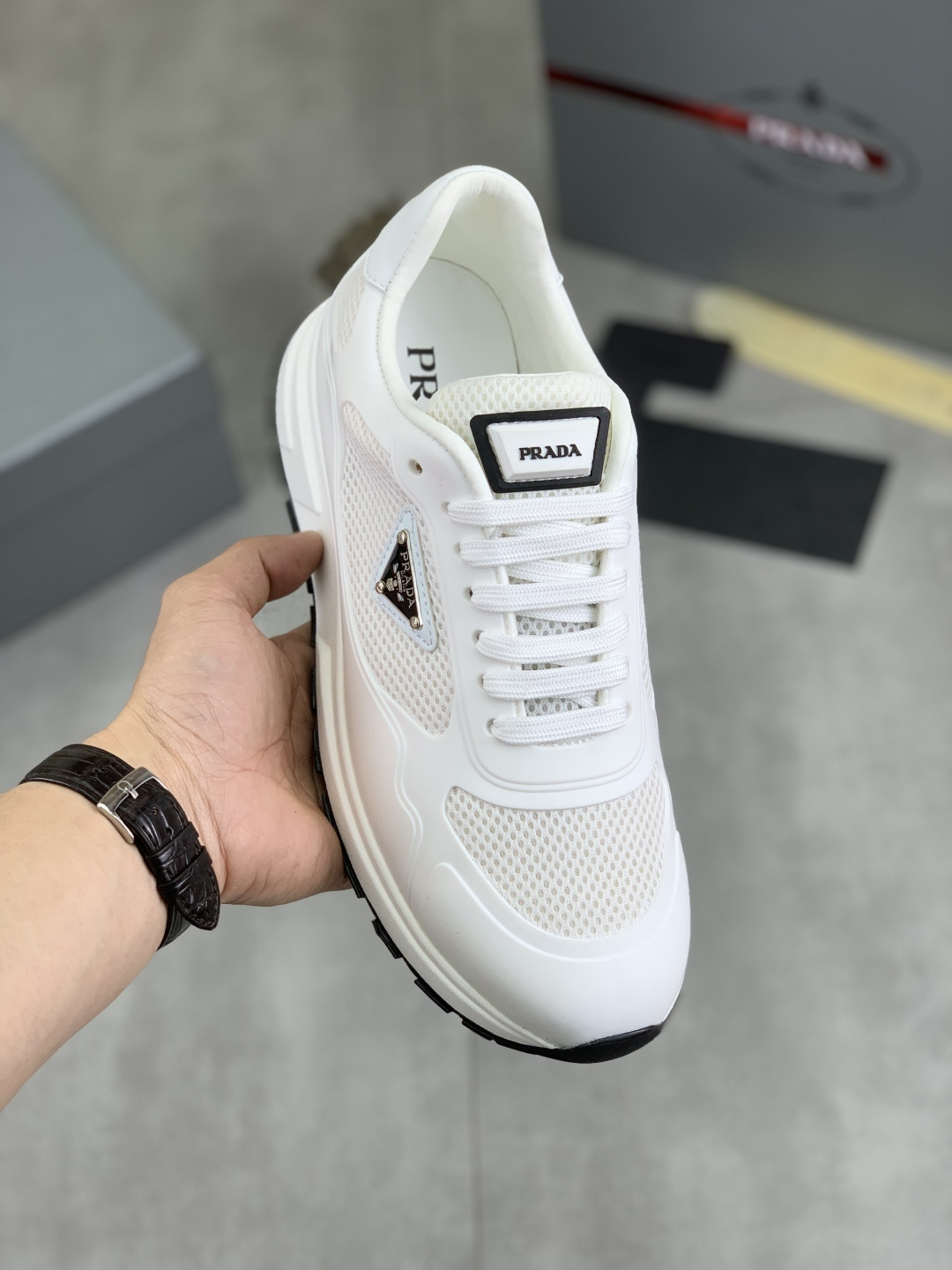 NO:273993,[Real Price] Top Quality The classic hit official website is on the market, a century of timelessness, trendy brand (Prada Prada) mainly promotes the hit, avant-garde and versatile fashion men's shoes private version, cowhide 11 replica oil edge treatment... Fashionable and clean, original imported cowhide inner cowhide footbed; atmospheric personality is more trendy and eye-catching and pursue grade, it will subvert the old concept, and be a must for fashion trendy people with you! Must keep it yourself! High-end comfortable, large and low, high-end quality workmanship. Number of 38-44 5 colors available. Full set of packaging, prada, prada, cowhide19860909【实价】顶级品质 官网经典爆款上市,百年不过时, 潮牌（普拉达Prada）主推爆款,前卫百搭时尚男鞋私版开模,牛皮面拼接11复刻油边处理..时尚干脆、原版进口牛皮内里牛皮垫脚；大气个性更潮更抢眼更追求档次,它将颠覆旧念,与您共度时尚潮人必备! 必自留 ! 高端舒适大低,高端品质做工.码数38-44 5款颜色可选.全套包装,,prada,prada,cowhide,Men's shoes