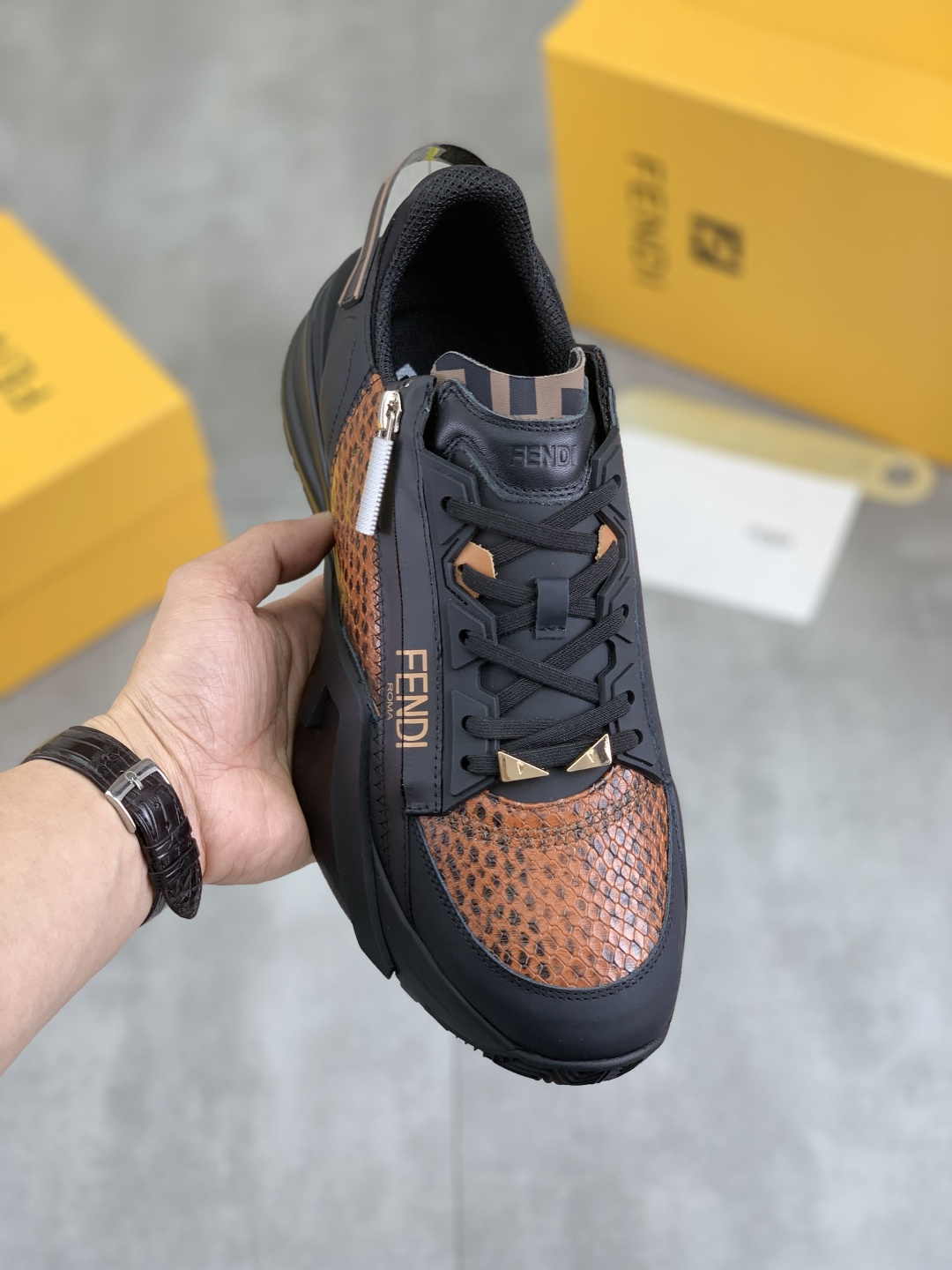 NO:273990,Real price Fendi Original 1:1 Top version——Fendi Original imported cowhide casual sports casual shoes imported from the original inner lining season, original imported wear-resistant rubber sole; after countless adjustments, the original version has been adjusted to create such a perfect effect, and the matching is more personalized. The must-have private code for men in summer 38-44 (45 can be customized) 6 colors available, fendi, cowhide19860909实价 芬迪 原版 1:1顶级版本———芬迪 原板进口牛皮休闲运动休闲鞋进口原版内里季开发,原版进口耐磨橡胶大底；经历无数次调整,才调整出原版一样如此完美的效果,搭配更显个性哦潮男夏天必备私码数38-44（45可以定做）6色可选,,fendi,cowhide,Men's shoes