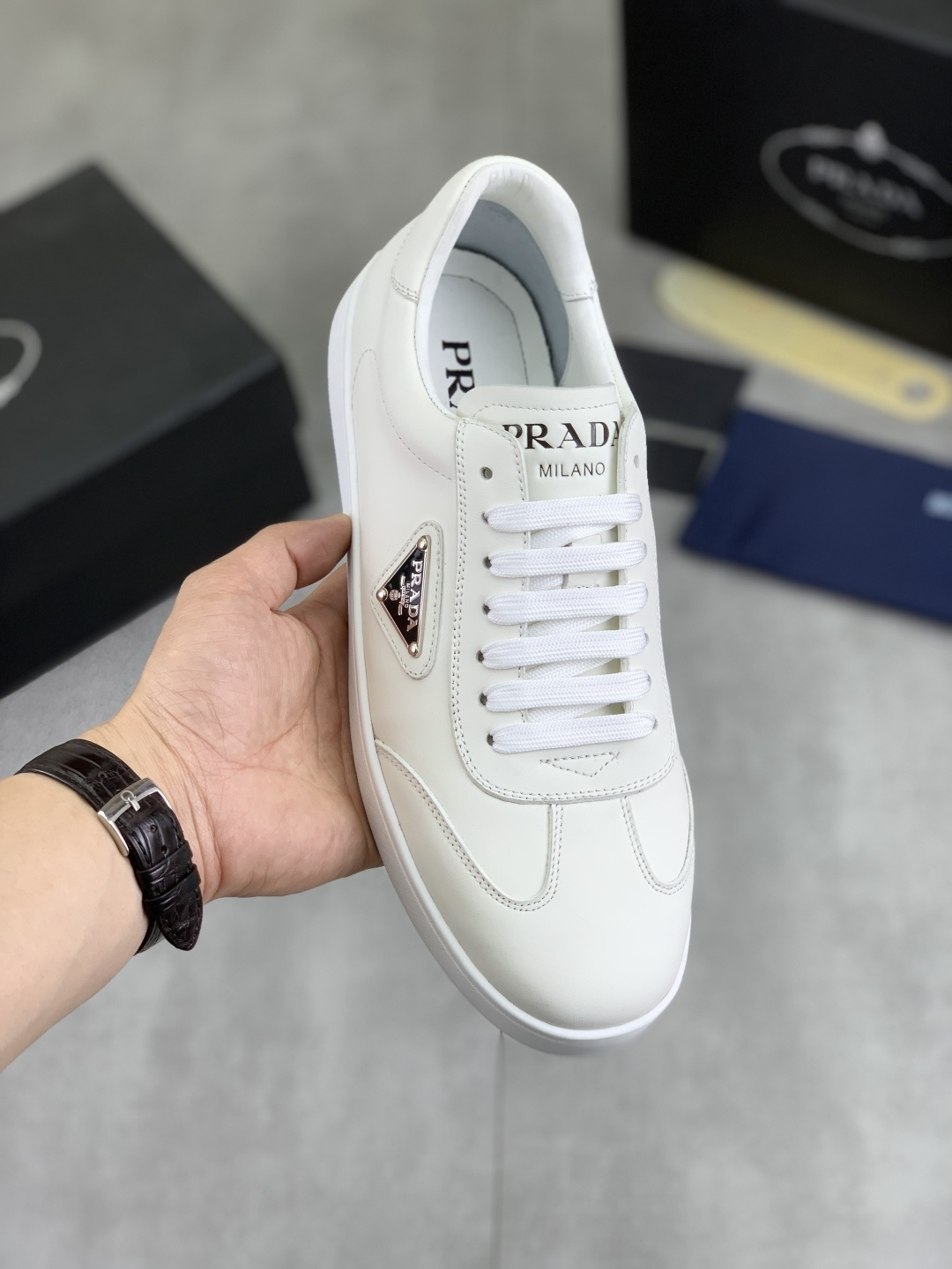 NO:273996,[Real Price] Top Quality The classic hit official website is on the market, a century of timelessness, trendy brand (Prada Prada) mainly promotes the hit, avant-garde and versatile fashion men's shoes private version, cowhide 11 replica oil edge treatment... Fashionable and clean, original imported cowhide inner cowhide footbed; atmospheric personality is more trendy and eye-catching and pursue grade, it will subvert the old concept, and be a must for fashion trendy people with you! Must keep it yourself! High-end comfortable, large and low, high-end quality workmanship. Number of 39-44 Multiple colors available. Full set of packaging, prada, prada, cowhide19860909【实价】顶级品质 官网经典爆款上市,百年不过时, 潮牌（普拉达Prada）主推爆款,前卫百搭时尚男鞋私版开模,牛皮面拼接11复刻油边处理..时尚干脆、原版进口牛皮内里牛皮垫脚；大气个性更潮更抢眼更追求档次,它将颠覆旧念,与您共度时尚潮人必备! 必自留 ! 高端舒适大低,高端品质做工.码数39-44 多款颜色可选.全套包装,,prada,prada,cowhide,Men's shoes