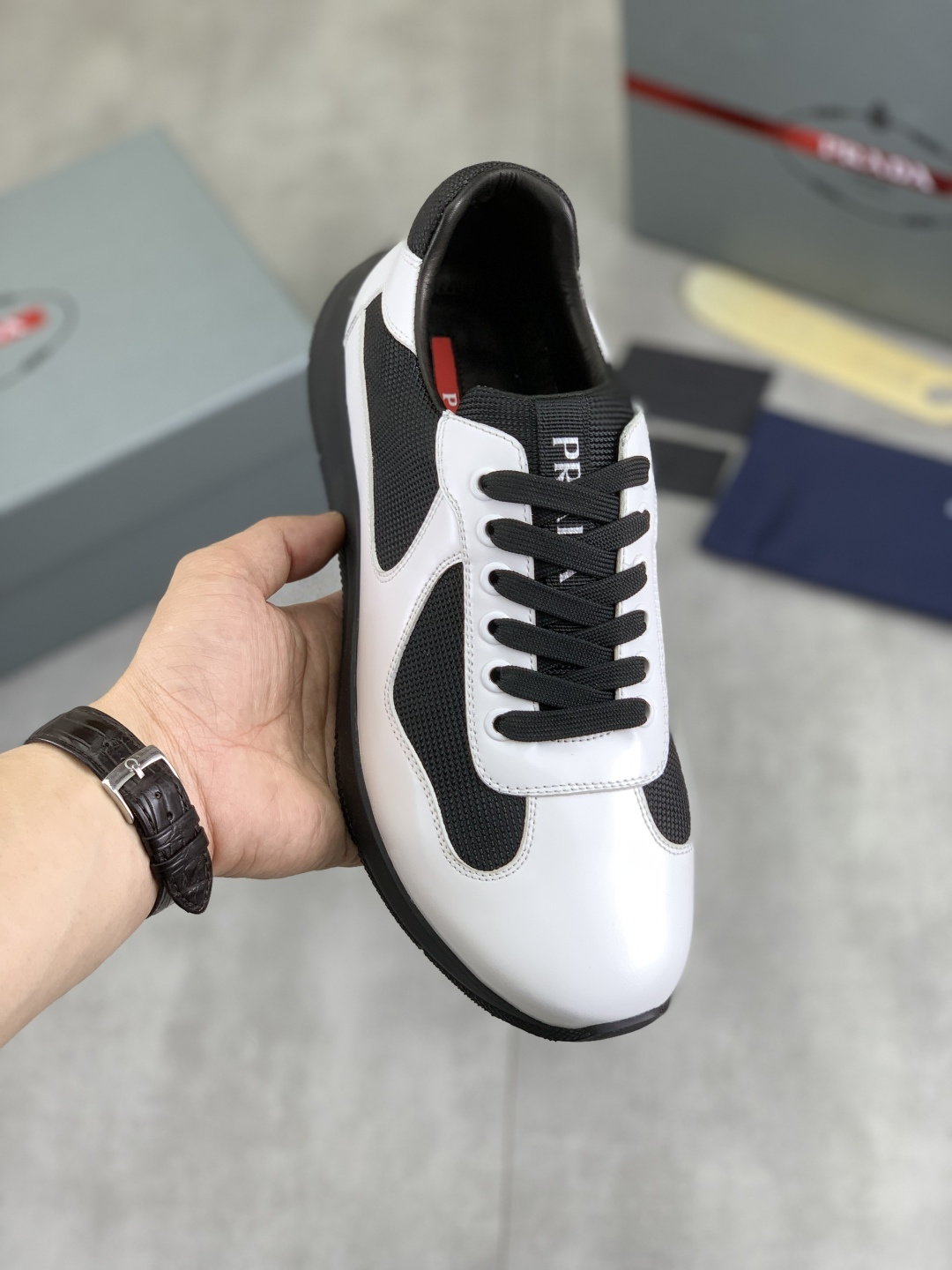 NO:283159,[Real price] Top quality The classic hit official website is on the market, a century of timelessness, the trendy brand (Prada Prada) mainly promotes the hit, avant-garde and versatile fashion men's shoes private version, cowhide 11 replica oil edge treatment... Fashionable and clean, original imported cowhide inner cowhide footbed; atmospheric personality is more trendy and eye-catching and pursue grade, it will subvert the old concept, and be a must for fashion trendy people with you! Must keep it yourself! High-end comfortable, large and low, high-end quality workmanship. Number of 38-44 Multiple colors available. Full set of packaging, prada, prada, cowhide19860909【实价】顶级品质 官网经典爆款上市,百年不过时, 潮牌（普拉达Prada）主推爆款,前卫百搭时尚男鞋私版开模,牛皮面拼接11复刻油边处理..时尚干脆、原版进口牛皮内里牛皮垫脚；大气个性更潮更抢眼更追求档次,它将颠覆旧念,与您共度时尚潮人必备! 必自留 ! 高端舒适大低,高端品质做工.码数38-44 多款颜色可选.全套包装,,prada,prada,cowhide,Men's shoes