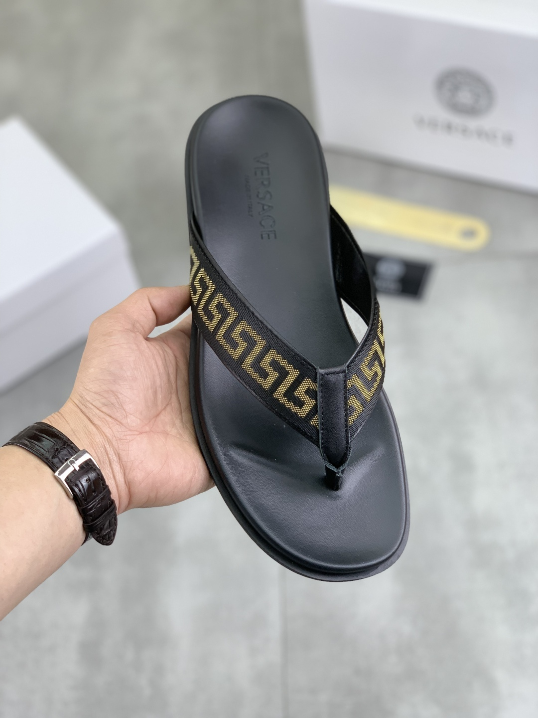 NO:274071,[Real Price] [VERSACE] Versace Counter New Men's Casual Slippers Series!  1:1 review of the global limited edition upper using imported original single fabric original panel sole men's shoes size 39-44 Multi-color options, versace, versace, slippers19860909【实价】【VERSACE】范思哲专柜新款男士休闲拖鞋系列！1:1复核全球限量款鞋面采用进口原单面料原板大底男鞋码数39-44 多色可选,,versace,versace,slippers,Men's shoes