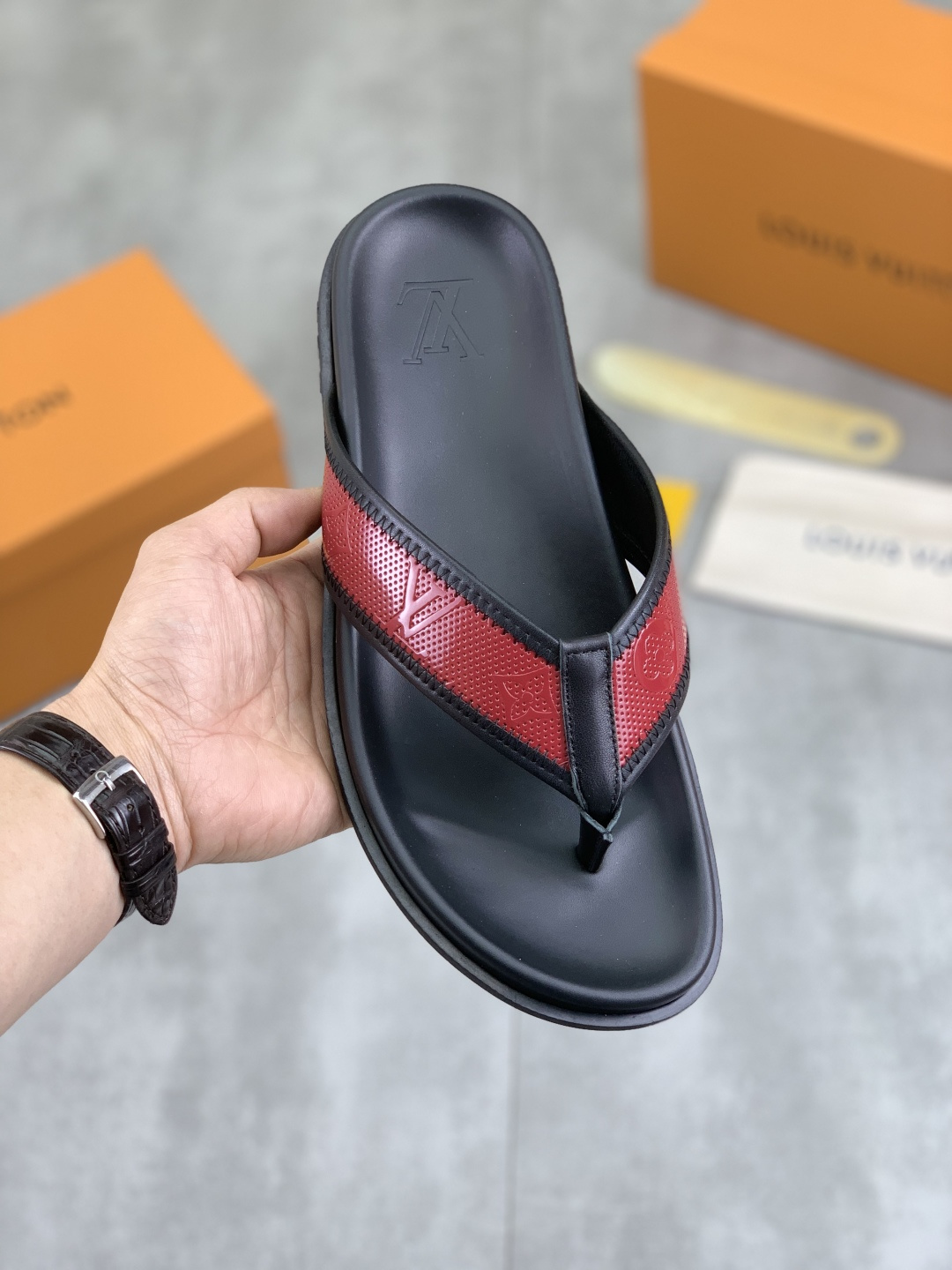 NO:274077,【Real price】 High-quality slippers【LOUIS VUITTON】Official website synchronizes the latest slippers. The highest version of the market, accepts material comparison, shoe shape comparison, craftsmanship comparison, practical and textured, versatile for any occasion, the more you look, the more flavorful it is. Pure handmade craftsmanship - upper material, imported calfskin from Italy - high-quality water-dyeed sheepskin from the original high-quality private mold customized combination sole - Size39-44 Multi-color color selection,,louis vuitton, slippers, cowhide, sheepskin19860909【实价】 高品质拖鞋【LOUIS VUITTON】官网同步最新款拖鞋 市场最高版本的,接受材质对比 鞋型对比 工艺对比 实用又有质感·百搭适用任何场合、越看越有味道.纯手工工艺 -鞋面材质,意大利进口小牛皮 -内里优质水染羊皮 -原版高品质私模定制组合大底 -Size39-44 颜色多色颜色可选,,louis vuitton,slippers,cowhide,sheepskin,Men's shoes