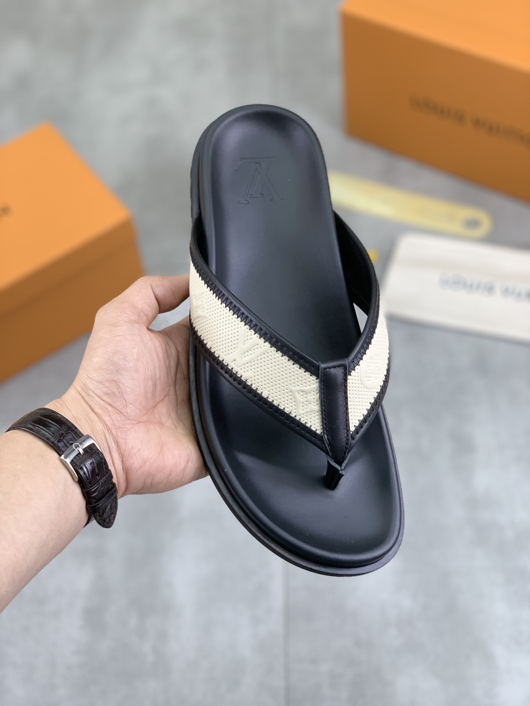 NO:274183,【Real price】 High-quality slippers【LOUIS VUITTON】Official website synchronizes the latest slippers. The highest version of the market, accepts material comparison, shoe shape comparison, craftsmanship comparison, practical and textured, versatile for any occasion, the more you look, the more flavorful it is. Pure handmade craftsmanship - upper material, imported calfskin from Italy - high-quality water-dyeed sheepskin from the original high-quality private mold customized combination sole - Size39-44 Multi-color color selection,,louis vuitton, slippers, cowhide, sheepskin19860909【实价】 高品质拖鞋【LOUIS VUITTON】官网同步最新款拖鞋 市场最高版本的,接受材质对比 鞋型对比 工艺对比 实用又有质感·百搭适用任何场合、越看越有味道.纯手工工艺 -鞋面材质,意大利进口小牛皮 -内里优质水染羊皮 -原版高品质私模定制组合大底 -Size39-44 颜色多色颜色可选,,louis vuitton,slippers,cowhide,sheepskin,Men's shoes