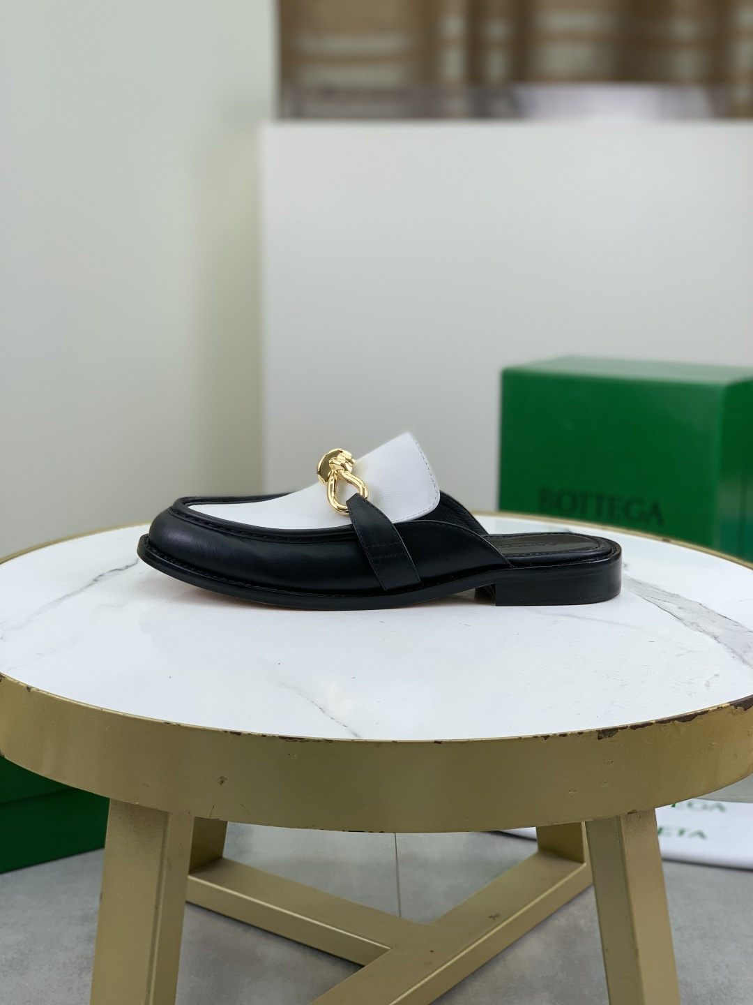 NO:274193,【Real price】 (real leather outsole) water-dyeed beef, high-quality business couple semi-slippers, BOTTEGA VENETA official website synchronizes the latest top-level version of the market's BV, accepts material comparison, shoe shape comparison, craftsmanship comparison, practical and textured, versatile, suitable for any occasion, the more you look, the more flavorful it is. Pure hand-woven craftsmanship - upper material, Italian imported calfskin - inner high-quality water-dyeed cowhide - original private mold customized leather outsole - Size women 35-39 (40 orders) men 39-44 (38 45 can be customized) Multiple colors available, bottega veneta, bottega veneta, cowhide, Leather soles19860909【实价】（真皮大底）水染牛里 高品质商务情侣款半拖皮鞋 BOTTEGA VENETA官网同步最新款顶级版市场的BV, 接受材质对比 鞋型对比 工艺对比 实用又有质感·百搭适用任何场合、越看越有味道.纯手工编织工艺 -鞋面材质,意大利进口小牛皮 -内里优质水染牛皮 -原版私模定制真皮大底 -Size女35-39（40订）男39-44（38 45 可以定做） 颜色多款颜色可选,,bottega veneta,bottega veneta,cowhide,Leather soles,Men's shoes