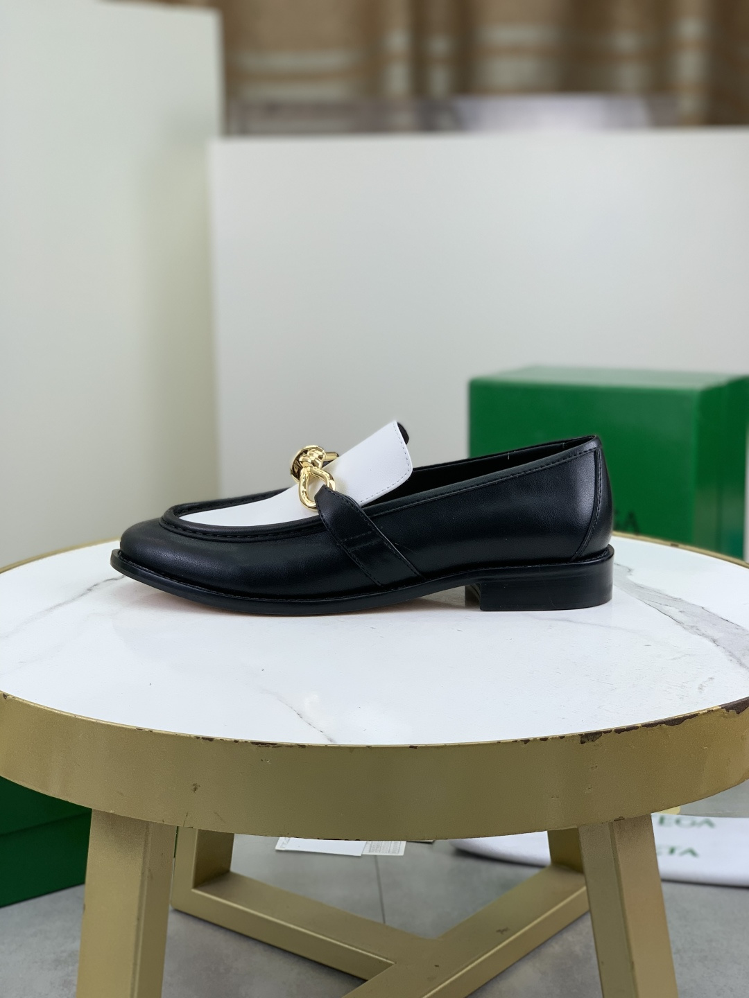 NO:274192,【Real price】 (real leather outsole) water-dyed beeflier high-quality business couple leather shoes BOTTEGA VENETA official website synchronizes the latest top-level version of the market's BV, accepts material comparison, shoe shape comparison, craftsmanship comparison, practical and textured, versatile for any occasion, the more you look, the more taste it tastes. Pure hand-woven craftsmanship - upper material, Italian imported calf leather - high-quality water-dyed cowhide - original private mold customized leather outsole - Size women 35-39 (40 orders) men 39-44 (38 45 can be customized) Multiple colors available, bottega veneta, bottega veneta, cowhide, Leather soles19860909【实价】（真皮大底）水染牛里 高品质商务情侣款皮鞋 BOTTEGA VENETA官网同步最新款顶级版市场的BV, 接受材质对比 鞋型对比 工艺对比 实用又有质感·百搭适用任何场合、越看越有味道.纯手工编织工艺 -鞋面材质,意大利进口小牛皮 -内里优质水染牛皮 -原版私模定制真皮大底 -Size女35-39（40订）男39-44（38 45 可以定做） 颜色多款颜色可选,,bottega veneta,bottega veneta,cowhide,Leather soles,Men's shoes