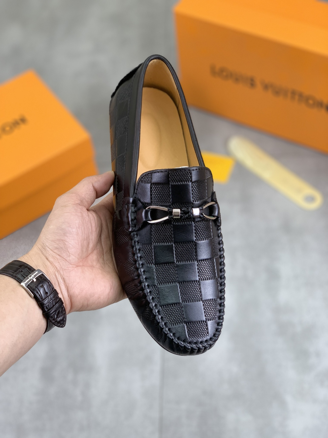 NO:345900,[Real price] (available for independent brands) [Louis Vuitton] lv Hong Kong high-quality beanie shoes. Lazy foot cover Love style This fabric uses imported Italian top layer cowhide full-head layer pig skin inner lining, more high-end original non-slip wear-resistant rubber sole driving only, size 38-45 3 colors available, louis vuitton,louis vuitton,loafers,cowhide19860909【实价】（可供自主品牌）【路易威登】 lv香港高品质豆豆鞋.懒人套脚乐福款 此款面料采用进口意大利头层牛皮全头层猪皮内里 里更为高档 原版防滑耐磨橡胶大底驾车唯一选择,码数38-45 3色可选,,louis vuitton,louis vuitton,loafers,cowhide,Men's shoes