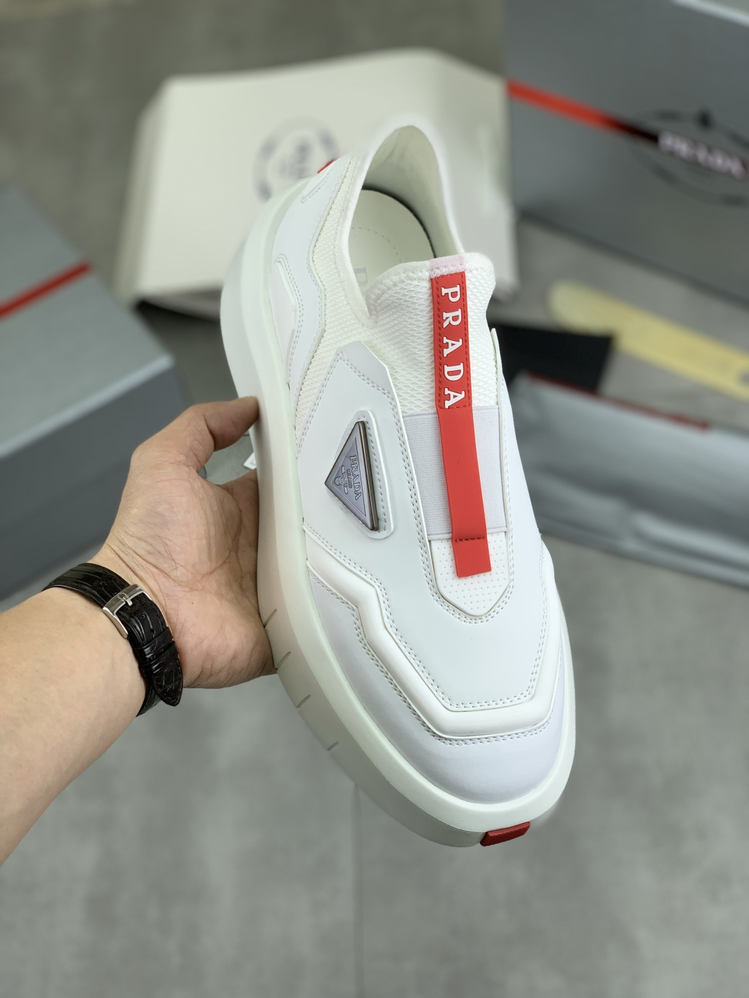 NO:274261,[Real price] Top version The official website is launched with hot products, trendy brands (Prada Prada) are mainly popular, avant-garde and versatile fashion men's shoes are open with a private version, cowhide surface splicing 11 replicas... Fashionable and crisp, original imported cowhide inner cowhide footbed; atmospheric personality is more trendy and eye-catching and pursue grade, it will subvert the old concept and be a must for fashion trendy people with you! Must keep it yourself! High-end comfort, large and low, high-end quality workmanship. The official website new high-end foamed sole size 38-45 3 colors available.,,prada,prada,cowhide19860909【实价】顶级版本 官网爆款上市, 潮牌（普拉达Prada）主推爆款,前卫百搭时尚男鞋私版开模,牛皮面拼接11复刻..时尚干脆、原版进口牛皮内里牛皮垫脚；大气个性更潮更抢眼更追求档次,它将颠覆旧念,与您共度时尚潮人必备! 必自留 ! 高大上的舒适大低,高端品质做工.官网新款高端发泡大底 码数38-45 3色可选.,,prada,prada,cowhide,Men's shoes