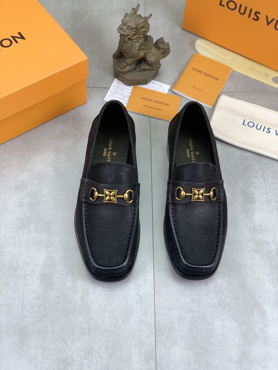 Louis Vuitton Classic Leather Loafers with Signature Buckle - Black 3 cmp i1742485845386 7479 0 1