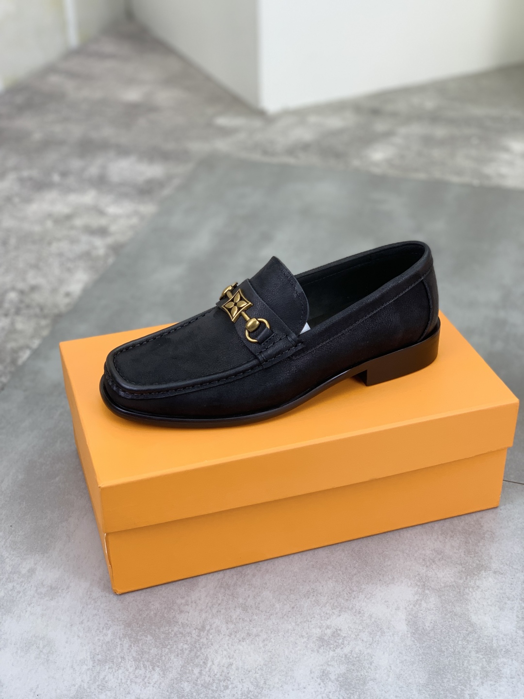 Louis Vuitton Classic Leather Loafers with Signature Buckle - Black 5 cmp i1742485845387 1095 0 3