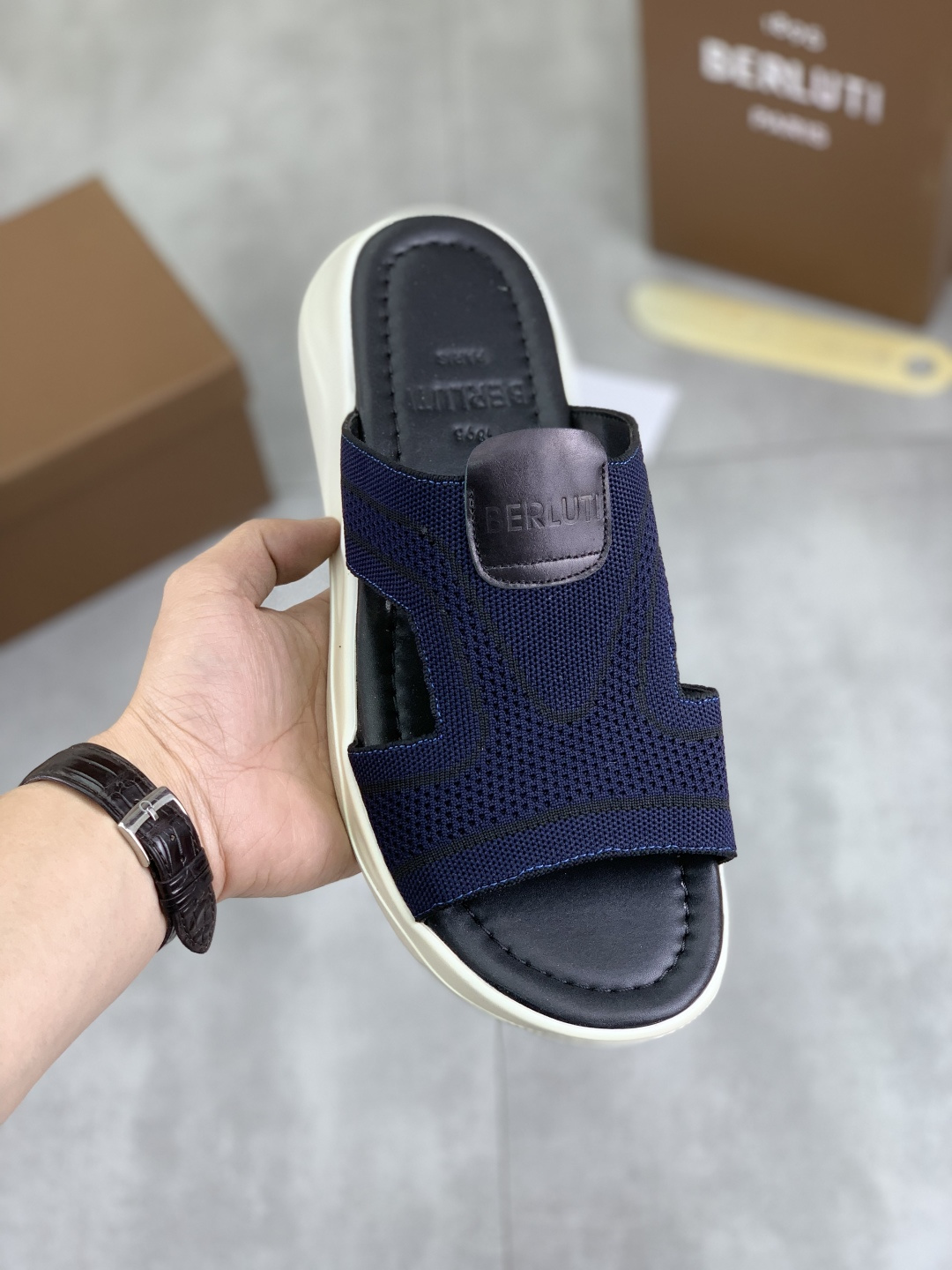 NO:578328,Flying weave Ber* Bruti Italian luxury product, high-end men's slippers, the upper is made of imported fly weaving, purely handmade, Italian cowhide genuine leather outsole, luxury material imported fetal cow lining is low-key and luxurious and integrated. Size 40-44 (45 customized), slippers, slippers, cowhide, Leather soles19860909飞织面 Ber*布鲁提意大利奢品,高端男士拖鞋,鞋面选用进口飞织,纯手工制作,意大利牛皮真皮大底、奢侈用料进口胎牛内里低调与奢华与一体 码数40-44（45定做）,拖鞋,slippers,cowhide,Leather soles,Women's Shoes