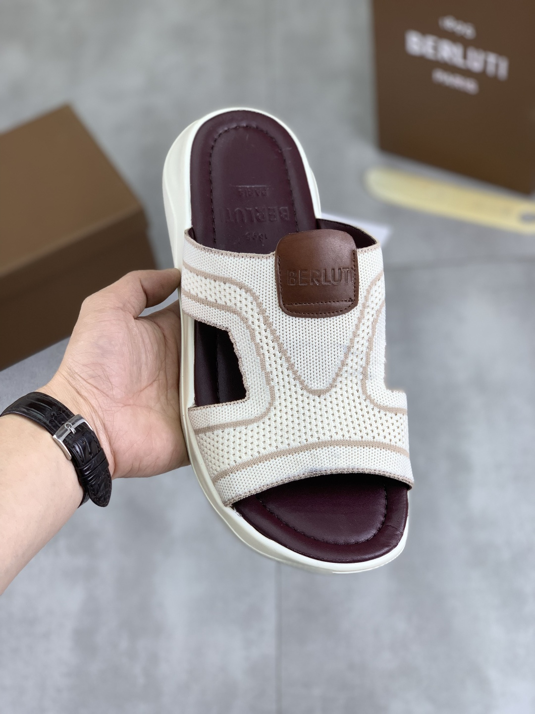 NO:274433,Real price Ber* Bruti Italian luxury products, high-end men's slippers, uppers are imported flying weaving, pure handmade, Italian cowhide leather outsole, luxury materials imported fetal cow inner low-key and luxury and integrated Size 40-44 (45 customized), Slippers, cowhide, Leather soles19860909实价 Ber*布鲁提意大利奢品,高端男士拖鞋,鞋面选用进口飞织,纯手工制作,意大利牛皮真皮大底、奢侈用料进口胎牛内里低调与奢华与一体 码数40-44（45定做）,,slippers,cowhide,Leather soles,Men's shoes