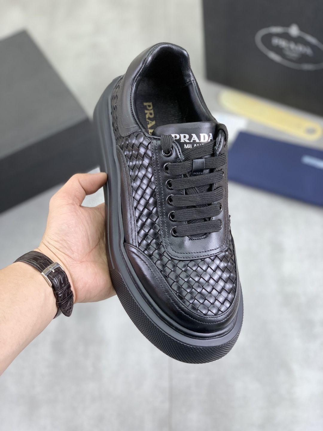 NO:274552,Real price PRADA Spring new casual sneakers Original purchase and development Made products Prada Men's classic series Technology breathable fabric with cowhide Casual sports shoes Casual sports dad shoes combined with high-tech breathable material and cowhide, exclusive button decoration on the side P home The italic design and bright colors show vitality, continuing the brand design inspiration. Walking through the city lightly, feeling unrestrained and comfortable. Delivery counter exquisite packaging The original customized calf leather with breathable material Inner cowhide inner cowhide footbed Large sole open mold TPU foam material Sole 3.5CM Size Men's 38-44 (45 can be customized) 4 colors available, prada, prada, sneakers, cowhide19860909实价 PRADA 普拉达春季新款休闲运动鞋 原版购入开发 做货 普拉达家男士经典系列 科技透气面料搭配牛皮 休闲运动鞋 休闲之履运动老爹鞋结合高科技透气材质与牛皮,侧面P家专属纽扣装饰 大底满满P斜体设计和鲜艳色彩展现活力,延续品牌设计灵感.轻盈漫步都市,感受无拘舒适. 配送专柜精美包装 面料原版定制小牛皮配透气材质 内里牛皮内里牛皮垫脚 大底开模TPU发泡材质 底厚3.5CM Size 男款38-44（45 可以定做） 4款颜色可选,,prada,prada,sneakers,cowhide,Men's shoes