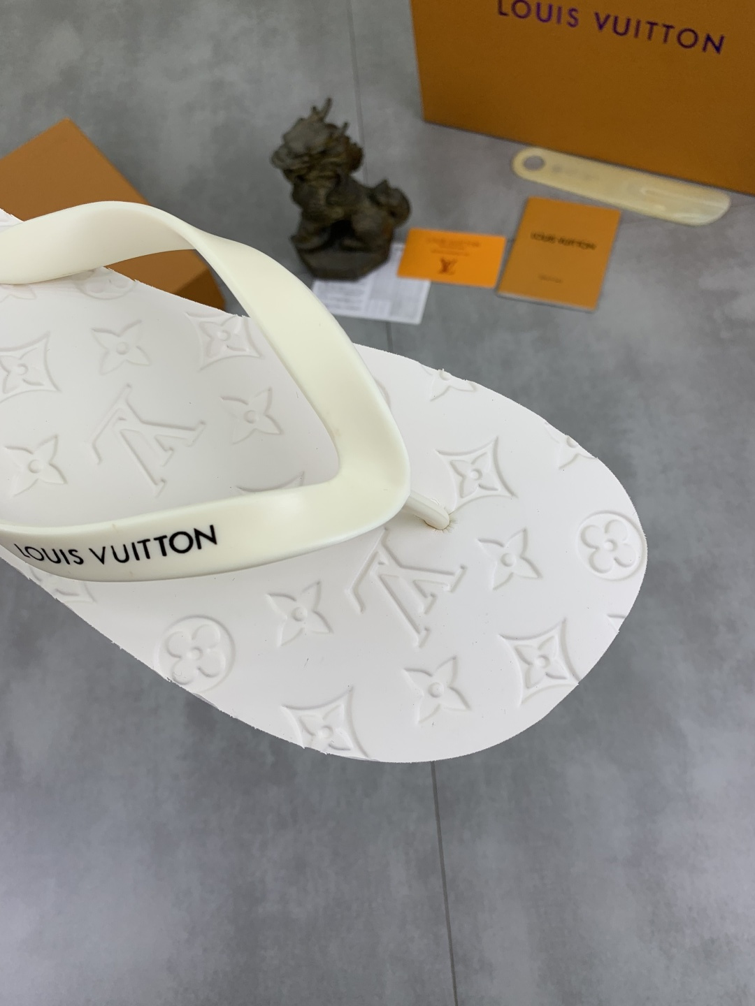 工厂价P195🆘 LV【路易威登 】 专柜新款男士休闲拖鞋系列!1:1复核🔥全球限量款💯鞋面采用进口原单面料➕原板大底💯男鞋 ;3️⃣色可选