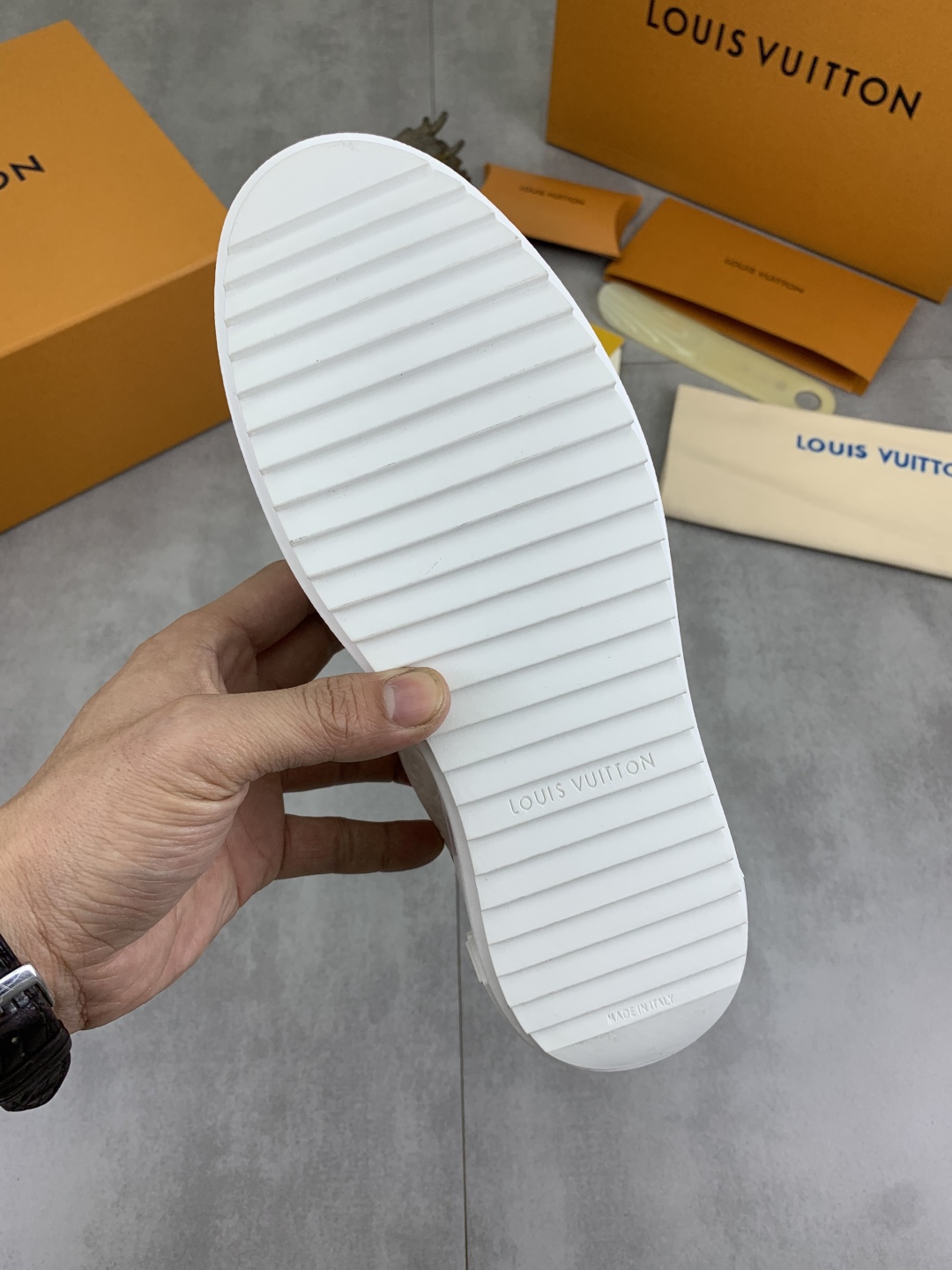 Louis Vuitton Time Out White Leather Sneakers With Monogram Flower Details 9 cmp i1743268751297 986 0 7