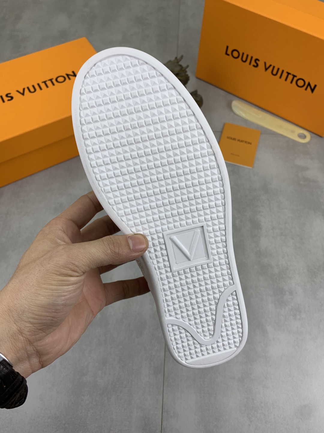 Louis Vuitton Classic White Leather Slip-On Sneakers for Men, Size 38-44 10 cmp i1743269221615 9634 0 8