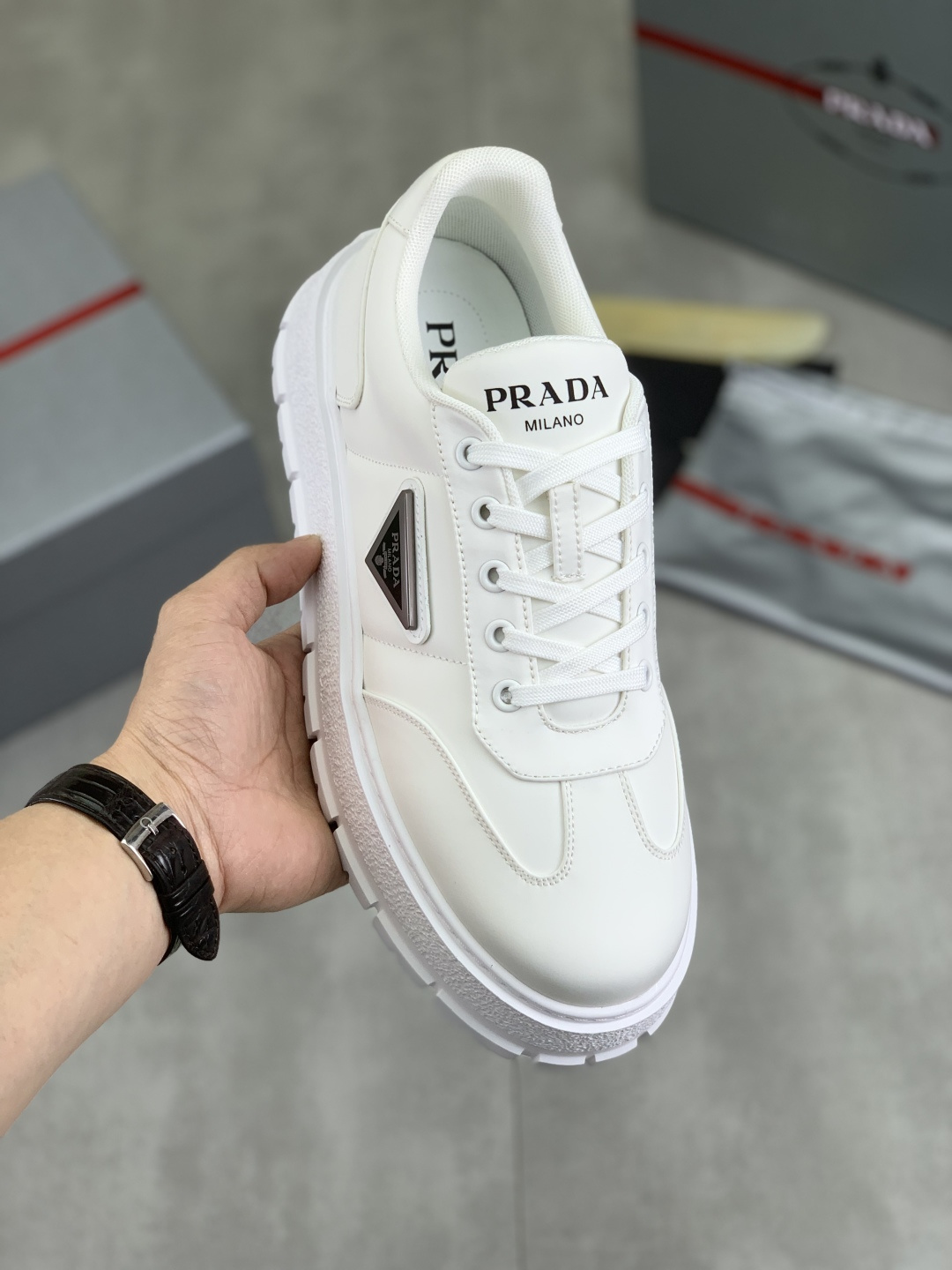 NO:276457,[Real Price] Top version The official website hits the hottest model, the trendy brand (Prada Prada) mainly promotes the hottest model, the avant-garde and versatile fashion men's shoes private version, cowhide 11 replica.. Fashionable and clean, original imported cowhide inner cowhide footbed; atmospheric personality is more trendy and eye-catching and pursue grade, it will subvert the old concept, and it must have fashion trendy and fashionable people with you! You must keep it yourself! High-end comfort, high-end quality workmanship. The official website new high-end sole size 38-45 4 colors available.,,prada,prada,cowhide19860909【实价】顶级版本 官网爆款上市, 潮牌（普拉达Prada）主推爆款,前卫百搭时尚男鞋私版开模,牛皮面拼接11复刻..时尚干脆、原版进口牛皮内里牛皮垫脚；大气个性更潮更抢眼更追求档次,它将颠覆旧念,与您共度时尚潮人必备! 必自留 ! 高大上的舒适大低,高端品质做工.官网新款高端大底 码数38-45 4色可选.,,prada,prada,cowhide,Men's shoes