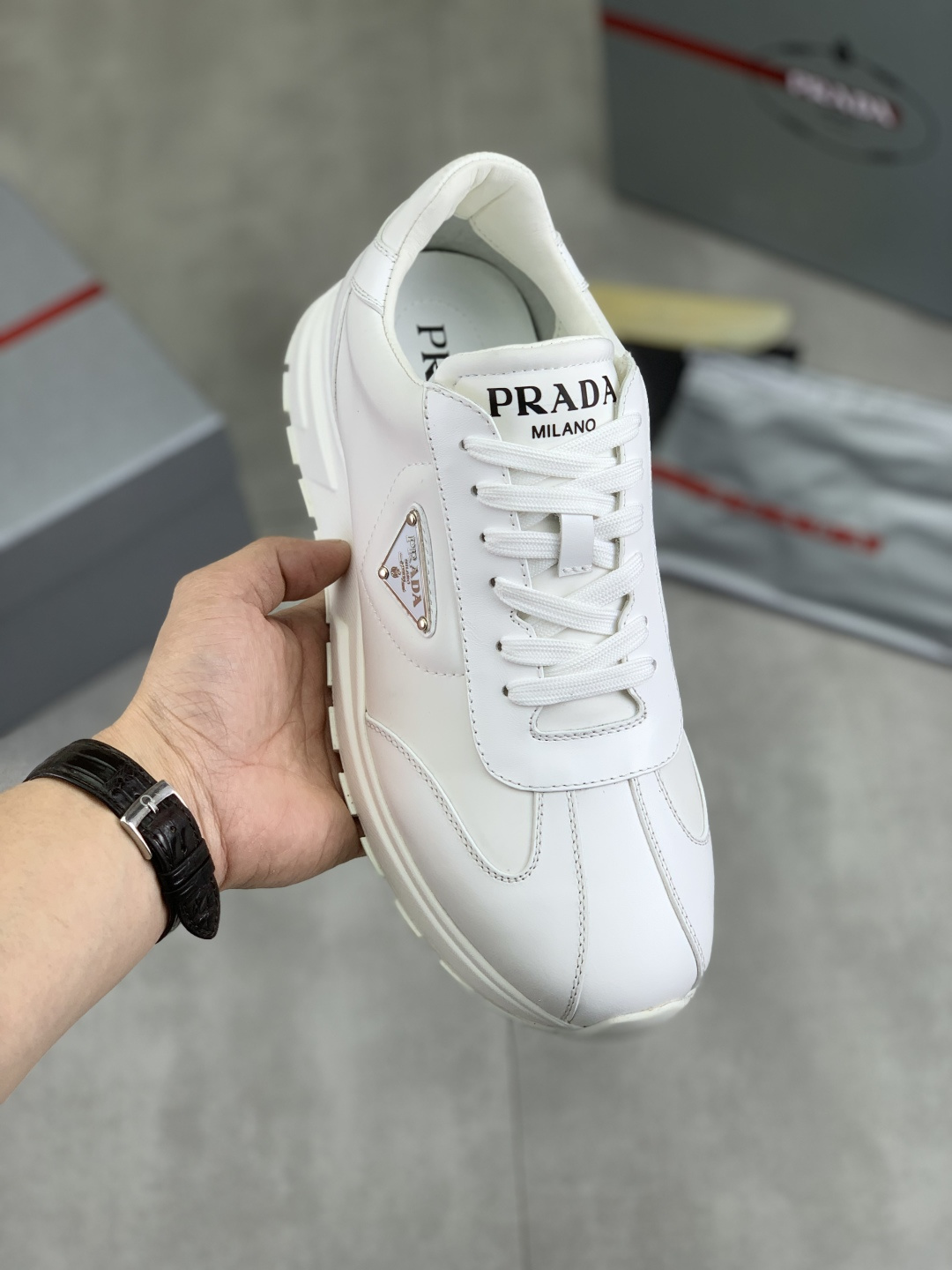 NO:276458,[Real price] Top version The official website hits the hottest model, the trendy brand (Prada Prada) mainly promotes the hottest model, avant-garde and versatile fashion men's shoes private version, cowhide 11 replica.. Fashionable and clean, original imported cowhide inner cowhide footbed; atmospheric personality is more trendy and eye-catching and pursue grade, it will subvert the old concept, and it must have fashion trendy and fashionable people with you! Must keep it yourself! High-end comfort, large and low, high-end quality workmanship. The official website new high-end sole size 38-45 black and white optional.,,prada,prada,cowhide19860909【实价】顶级版本 官网爆款上市, 潮牌（普拉达Prada）主推爆款,前卫百搭时尚男鞋私版开模,牛皮面拼接11复刻..时尚干脆、原版进口牛皮内里牛皮垫脚；大气个性更潮更抢眼更追求档次,它将颠覆旧念,与您共度时尚潮人必备! 必自留 ! 高大上的舒适大低,高端品质做工.官网新款高端大底 码数38-45 黑色 白色可选.,,prada,prada,cowhide,Men's shoes