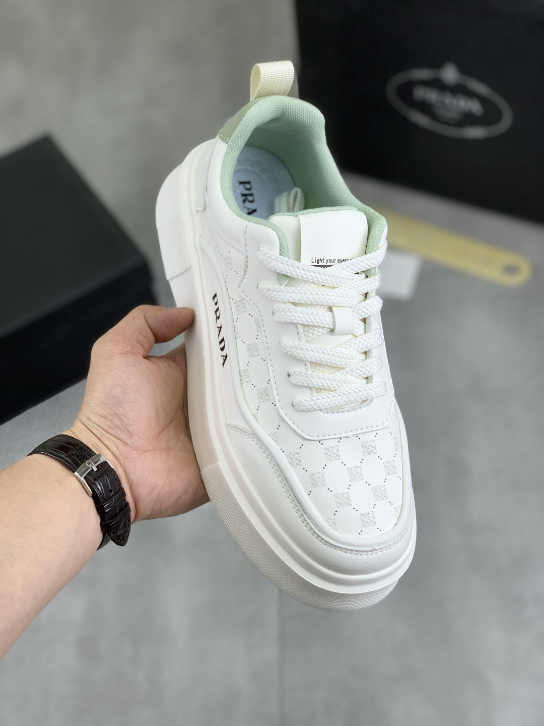 NO:276451,[Real price] PRADA official website's latest classic casual and fashionable men's shoes are popular in simple and atmospheric, exclusive to trendy men. The unique official website's latest brand elements Guqi original decoration, fashionable and generous, original soft calfskin made of fabric, comfortable soft pigskin inner, official website designated wear-resistant rubber sole_full of elasticity, counter classic style real photo shoot color white optional code number 39-44,,prada,cowhide19860909【实价】 PRADA 官网最新款经典休闲时尚男鞋爆款版型简洁大气,潮男专属.独有的官网最新品牌元素古奇原版装饰,时尚又大方,面料原版柔软小牛皮制作 舒适的柔软猪皮内里 官网指定耐磨橡胶大底_弹力十足,专柜经典款实物拍摄颜色白色可选码数39-44,,prada,cowhide,Men's shoes