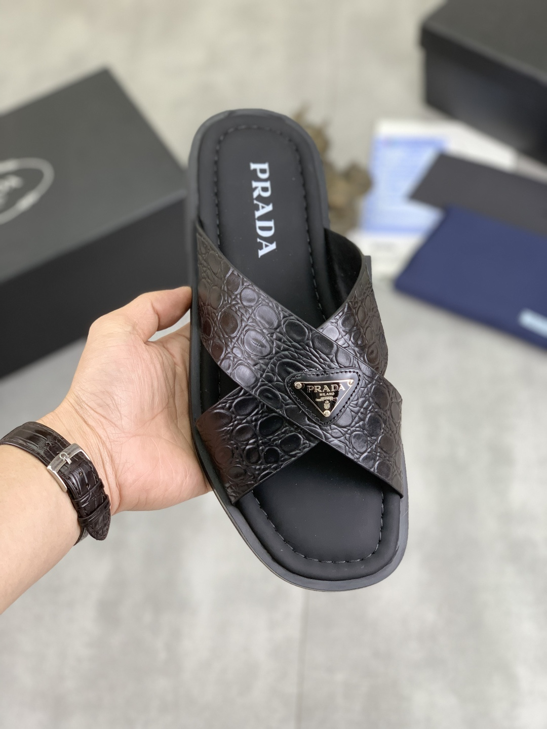 NO:276767,[Real Price] PRADA new casual slippers, original official website 1:1, perfectly made to transmit a kind of noble luxury, sublimating its luxury definition in Prada's high-end extraordinary craftsmanship. Original combination of outsole, 39-46 color selection, prada, prada, slippers19860909【实价】 PRADA 普拉达新款休闲拖鞋,原版官网1:1、完美做透射出一种尊贵奢华,于普拉达高端超凡工艺中升华其奢侈定义.原版组合大底,码数39-46 款款色选,,prada,prada,slippers,Men's shoes