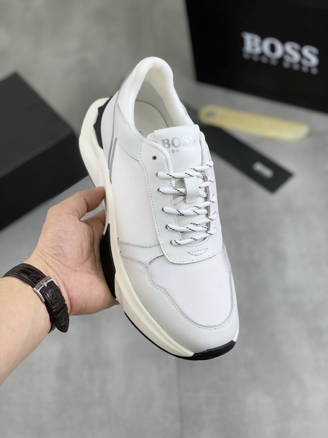 NO:277085,[Real Price] [BOSS] 2025 original lace-up men's shoes. Classic high-top casual shoes. This model is the official classic model, 1:1 quality, made by famous original masters. It uses imported flying woven breathable fabric, comfortable and breathable mesh inner sheepskin insole, perfect last, generous and fashionable design, attracting the pursuit of many consumers. It is suitable for drivers to drive. What you want is the best quality in the market, with 4 colors available. Number of 38--44 (45 46 customized), sheepskin19860909【实价】【BOSS】2025原版系带男鞋 经典高帮款休闲鞋本款是官方主打经典款,1:1质量,原厂名师制作,采用进口飞织透气面料舒适透气网布內里羊皮鞋垫,完美楦型,大方时尚的设计,吸引了众多消费者的追捧,适合司机驾车行驶,要的就是市场最品质,颜色4色可选 码数38--44（45 46定做）,,sheepskin,Men's shoes