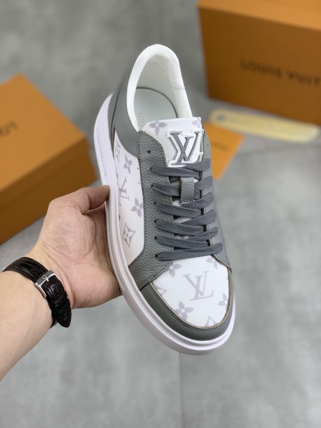 NO:277074,[Real price] [Louis Vuitton] LV official website counter latest casual and fashionable men's shoes. The style is simple and atmospheric, exclusive to trendy men. The unique official website latest brand elements original decoration, fashionable and generous, the fabric is made of original calfskin, comfortable and breathable mesh cloth inner lining pig skin inner lining official website designated wear-resistant casual sole, the counter classic style real photo shoot color 4 colors optional code number 38-44 (45 46 customized),, louis vuitton, louis vuitton, cowhide19860909【实价】【路易威登】LV 官网专柜最新款休闲时尚男鞋爆款版型简洁大气,潮男专属.独有的官网最新品牌元素原版装饰,时尚又大方,面料采用原版小牛皮 舒适透气网布内里猪皮内里 官网指定耐磨休闲大底,专柜经典款实物拍摄颜色4色可选码数38-44（45 46定制）,,louis vuitton,louis vuitton,cowhide,Men's shoes