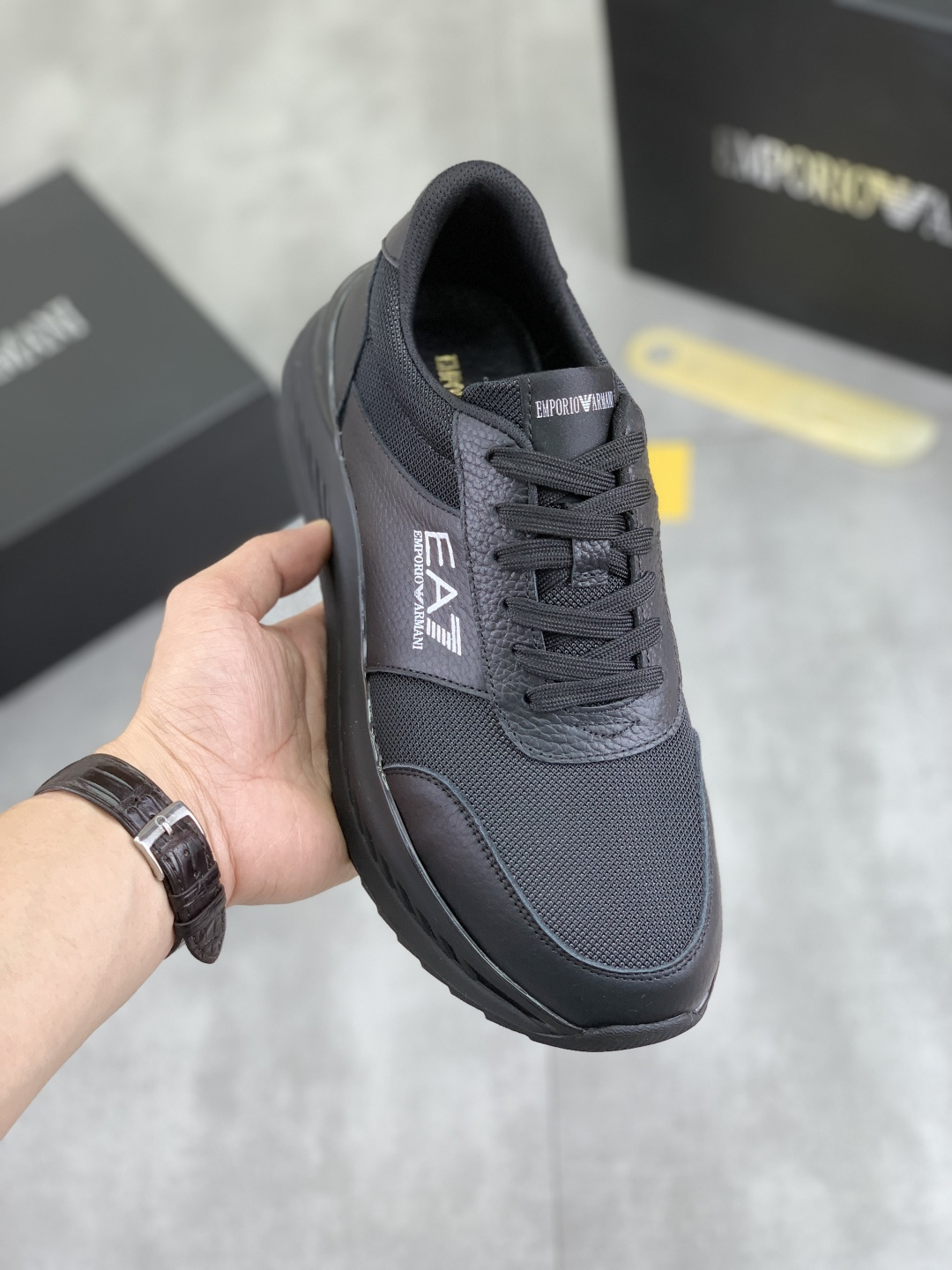 NO:277080,[Real Price] [Armani] New men's shoes are on the market first, and the material is perfect for all versions of the market. The highest quality imported original cowhide, the inner material is made of sheepskin inner lining, private mold soft TPU rubber comfortable sole, high comfort for the foot. Real-life shooting, imported special materials highlight the unique charm of the brand Black White Optional Number of Sizes; 38-44 (45 46 Customized), Armani, cowhide, sheepskin19860909【实价】【 阿玛尼】新款男鞋抢先上市,材料做工完胜市场所有版本 最高品质进口原版牛皮,内里材料采用羊皮内里,私模软质TPU橡胶舒适大底,上脚舒适度高.实物拍摄,进口专用材料凸显品牌独特魅力 黑色 白色可选 码数；38-44（45 46定做）,,armani,cowhide,sheepskin,Men's shoes