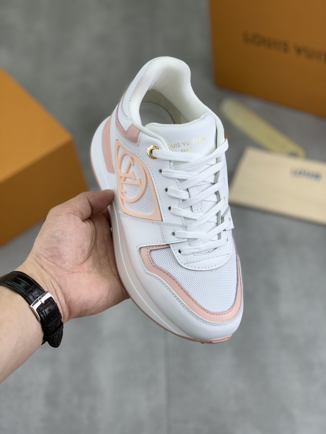 NO:277094,Real price Top version [LOUIS VUITTON) Couple Casual Series (Original) New LV Louis Vuitton - Top version LV classic trendy shoes!  Use imported original calfskin with water-dyed cowhide inner lining. The original wear-resistant, lightweight and high-end foamed bottom!  High-quality quality!  A variety of colors are available, size 35-40 for women (female 41 for women 42 for customization), louis vuitton,louis vuitton,louis vuitton,cowhide19860909实价 顶级版本【LOUIS VUITTON）情侣休闲系列（原单）新款LV路易威登 ——顶级版本 LV经典潮鞋！选用进口原版小牛皮 水染牛皮内里.原版耐磨轻便高端发泡大底！高品质精品！多款颜色可选,码数女35-40（女41 女42定做）,,louis vuitton,louis vuitton,louis vuitton,cowhide,Men's shoes