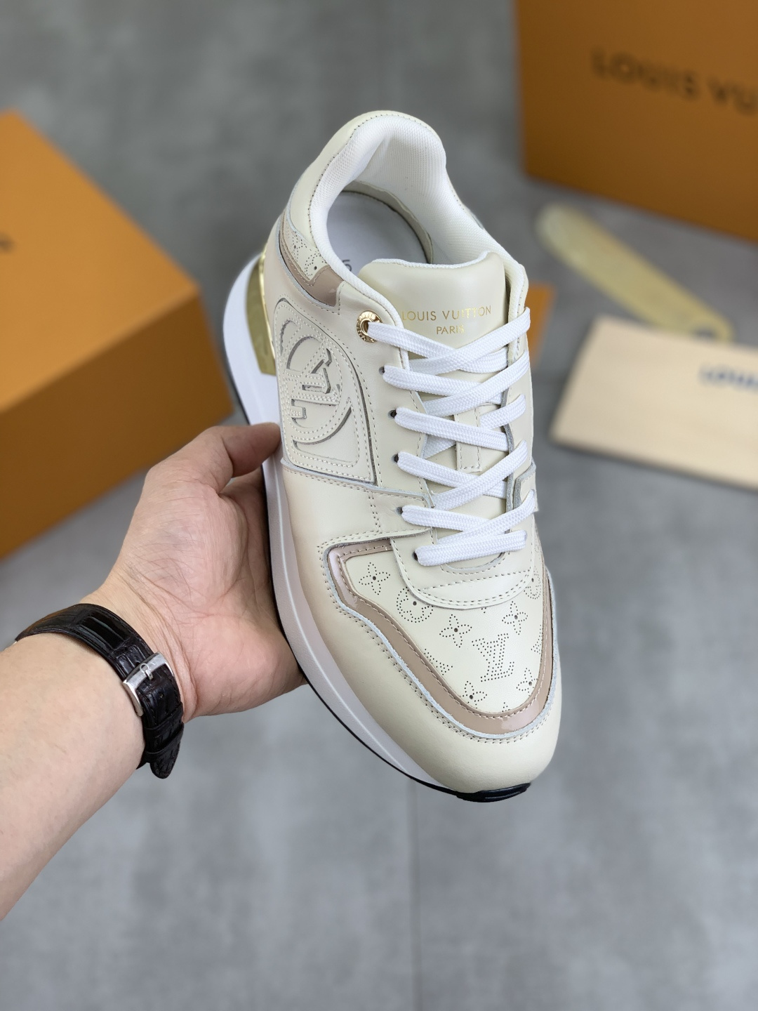 NO:277111,Real price Top version [LOUIS VUITTON) Couple Casual Series (Original) New LV Louis Vuitton - Top version LV classic trendy shoes!  Use imported original calfskin with water-dyed cowhide inner lining. The original wear-resistant, lightweight and high-end foamed bottom!  High-quality quality!  A variety of colors are available, size number for women 35-40 (female 41, female 42 customized) for men 39-45 (46 customized), louis vuitton, louis vuitton, louis vuitton, cowhide19860909实价 顶级版本【LOUIS VUITTON）情侣休闲系列（原单）新款LV路易威登 ——顶级版本 LV经典潮鞋！选用进口原版小牛皮 水染牛皮内里.原版耐磨轻便高端发泡大底！高品质精品！多款颜色可选,码数女35-40（女41 女42定做）男39-45（46定做）,,louis vuitton,louis vuitton,louis vuitton,cowhide,Men's shoes