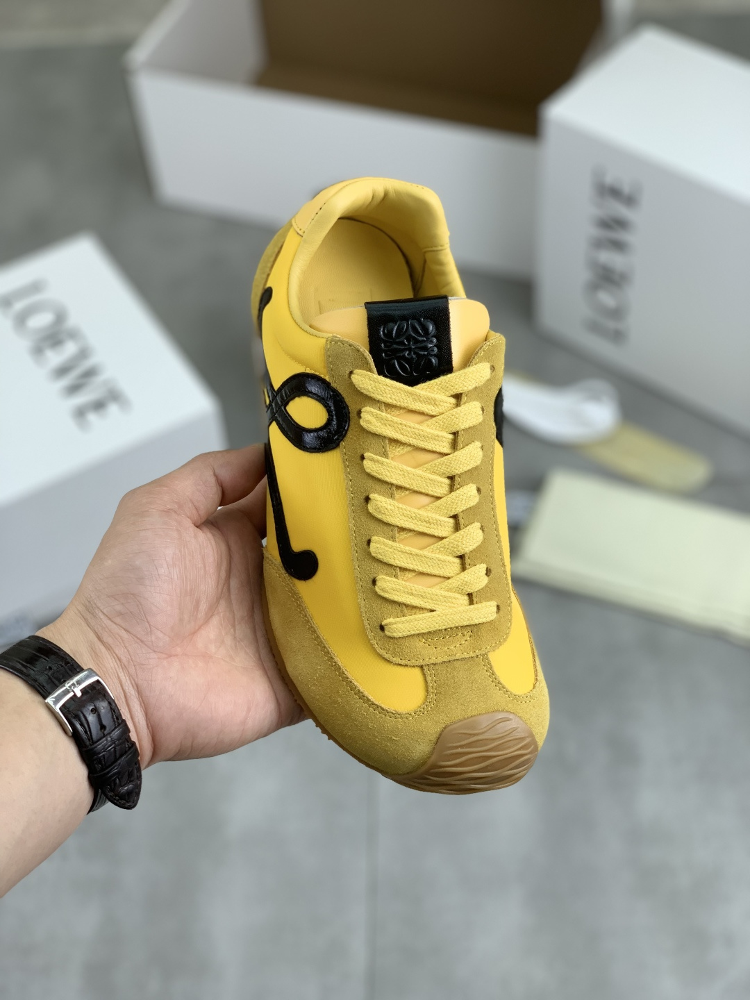 NO:277281,Real price (10 buttons) High-end version of 2025 Luo Yiwei's popular casual shoes are coming, color-blocking and fresh design, suitable for all kinds of versatile clothing, giving people a refreshing feeling. Imported original 1-to-1 sheepskin, injection molding logo process, nylon tarp-proof cloth splicing matte velvet leather, preferred soft sheepskin, super comfortable feet, anti-slip wear-resistant Tr material bottom, non-rubber bottom, size 35-40 (for women 41 custom made) men 39-45 with aircraft box, loewe, sheepskin19860909实价（扣子10） 高版本 2025罗意威爆款休闲鞋来袭,拼色小清新设计,适合各种百搭服饰,給人耳目一新的感觉.进口原版1比1羊皮,注塑Logo工艺,尼龙防水布拼接磨砂绒皮,优选柔软羊皮里,脚感超级舒服,防滑耐磨Tr材质底,非橡胶底,码数女35-40（女41定做）男39-45 配飞机盒,,loewe,sheepskin,Men's shoes