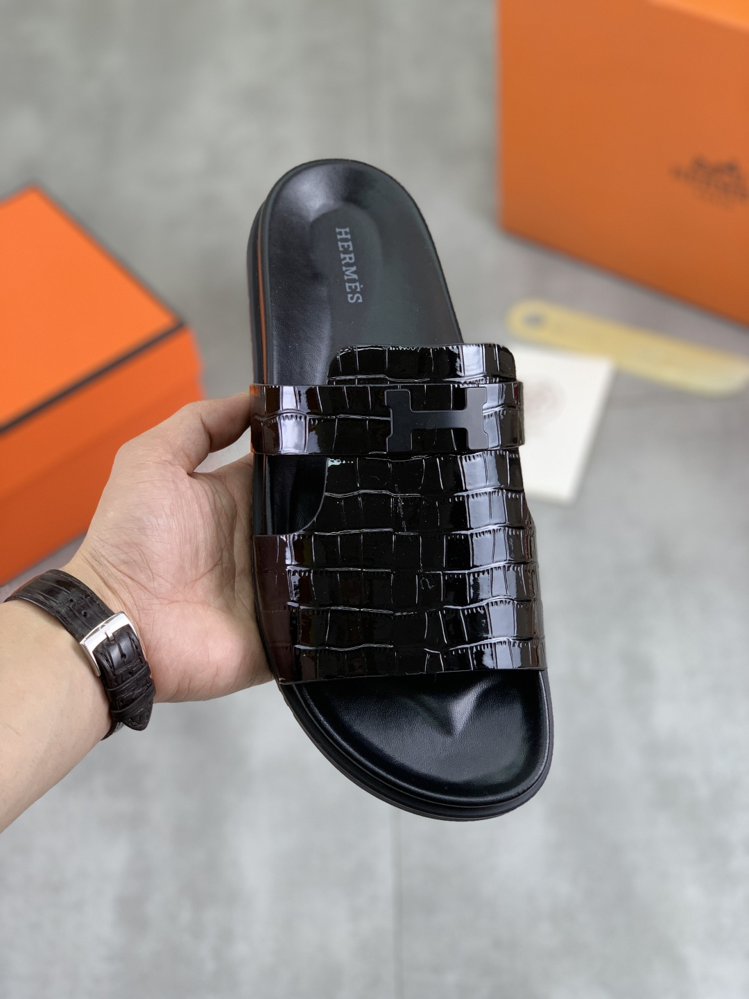 NO:277407,[Real Price] [Hermes] High-quality Combination Outsole Hermes New Casual Leather Slippers, Official Website 1:1, High-quality Perfectly Transmitting a Premium Luxury, High-end and Extraordinary Craftsmanship Sublimating its Luxury Definition. Original Custom Combination Outsole Number 39-44 Multiple Color Selections Large Spot Stock, Hermes, Hermes, Slippers19860909【实价】【Hermes】高品质 组合大底 爱马仕新款休闲真皮拖鞋,官网1:1、高品质 完美做透射出一种尊贵奢华,高端超凡工艺中升华其奢侈定义.原版定制组合大底 码数39-44 多款颜色选 大量现货,,hermes,hermes,slippers,Men's shoes