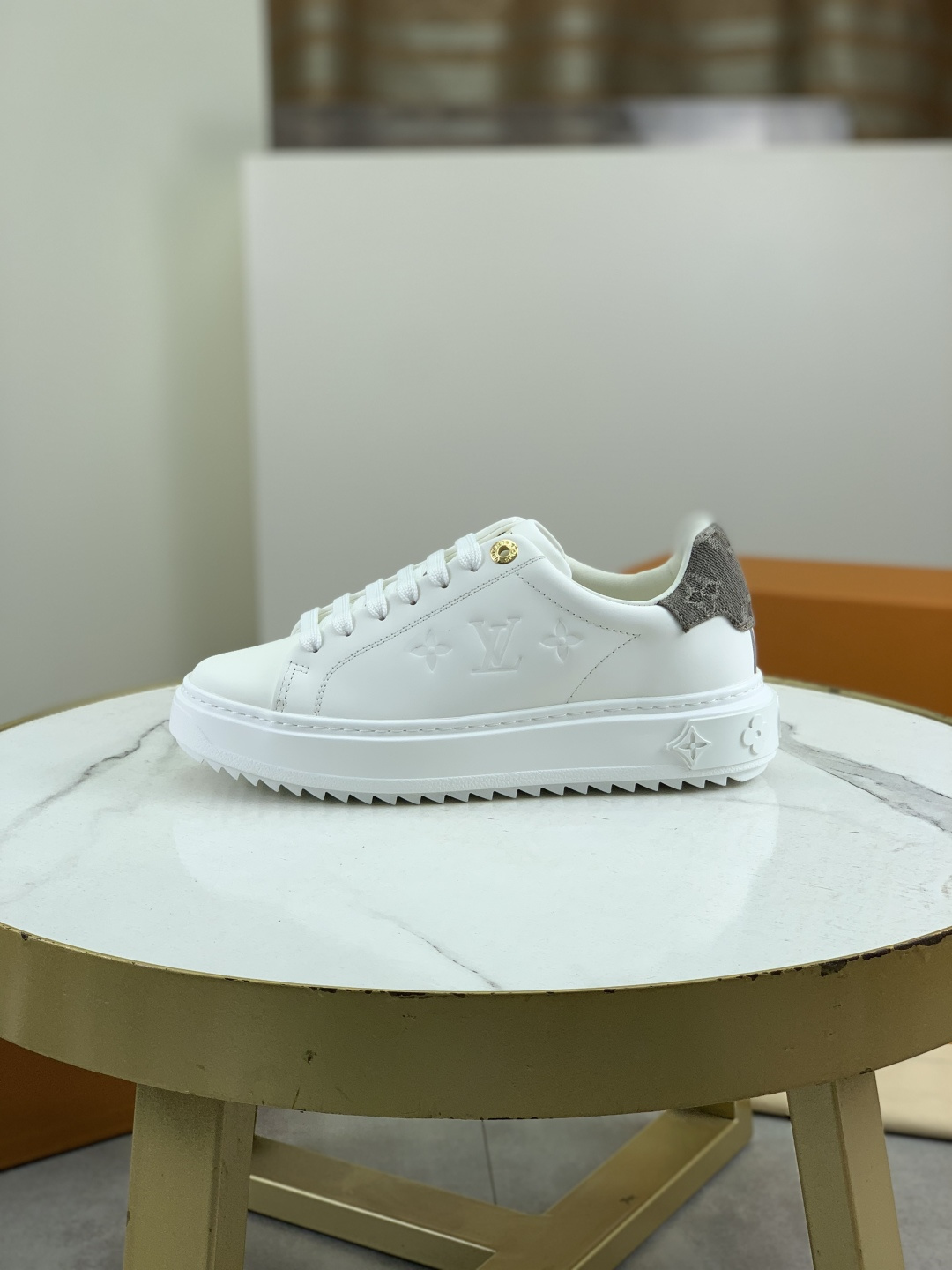 NO:279410,Real price Top version Louis vui...tton ss25 new arrival~ couple style L family classic thick-soled sneakers 2025 autumn and winter new version This time Out sneakers are made of imported canvas, illuminating the side center logo with dazzling luster. Inscription eyelets and metal textured leather trim at the rear rich details, thickened rubber outsole blooms Monogram flowers and doll decoration is a cooperative model of Takashi Murakami top quality size 35-40 for women 38-46 for men (four 40 for men 45 or above),,louis vuitton,louis vuitton,sneakers19860909实价 顶级版本 Louis vui……tton ss25 new arrival～情侣款 L家经典厚底运动鞋2025秋冬新版面 本款Time Out 运动鞋取材进口帆布面,以耀眼光泽点亮侧面心标识.铭纹孔眼和后部金属质感皮革饰边丰富细节,加厚橡胶外底绽放 Monogram 花卉 公仔装饰 是村上隆合作款 顶级精品 码数女35-40 男38-46（女40 男45以上定做）,,louis vuitton,louis vuitton,sneakers,Men's shoes