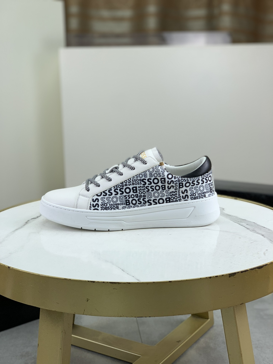 NO:279420,[Real Price] High-version [BOSS] 2025 original lace-up men's shoes. Classic high-top casual shoes. This model is the official classic model, 1:1 quality, made by famous original masters. It uses imported flying woven breathable fabric, comfortable and breathable mesh inner sheepskin insole, perfect last, generous and fashionable design, attracting the pursuit of many consumers. It is suitable for drivers to drive. What you want is the best quality in the market, with 4 colors available. Number of 39-44 (38 45 customized), sheepskin19860909【实价】高版本【BOSS】2025原版系带男鞋 经典高帮款休闲鞋本款是官方主打经典款,1:1质量,原厂名师制作,采用进口飞织透气面料舒适透气网布內里羊皮鞋垫,完美楦型,大方时尚的设计,吸引了众多消费者的追捧,适合司机驾车行驶,要的就是市场最品质,颜色4色可选 码数39-44（38 45定做）,,sheepskin,Men's shoes