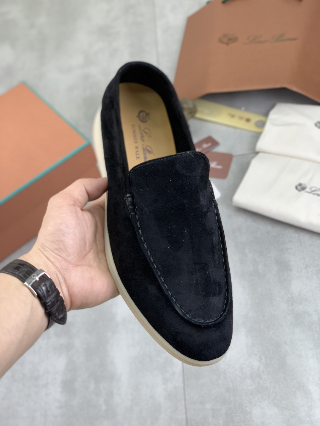 NO:279431,Real price High version Loro Piana Top authentic purchase original 1:1 copy. The existing Loro Piana company was founded on April 24, 194. The family business has been the sixth generation, providing high-quality products for customers who value taste and quality requirements. Imported original fabrics Imported calfskin, made of plain calfskin in the inner layer Hand-sewn thread with cowhide feet Original packaging Number 38-45,,loro pigaan,cowhide19860909实价 高版本 Loro Piana 顶级正品级购买原版1:1复制 于194月24日一手创立现有的Loro Piana公司.家族经营至今已是第六代,为讲求品味及对质量有要求的顾客提供上等的优质商品 进口原版面料 进口小牛皮,内里平纹小牛皮制成 手工缝制线配牛皮垫脚 原版包装 码数38-45,,loro piana,cowhide,Men's shoes