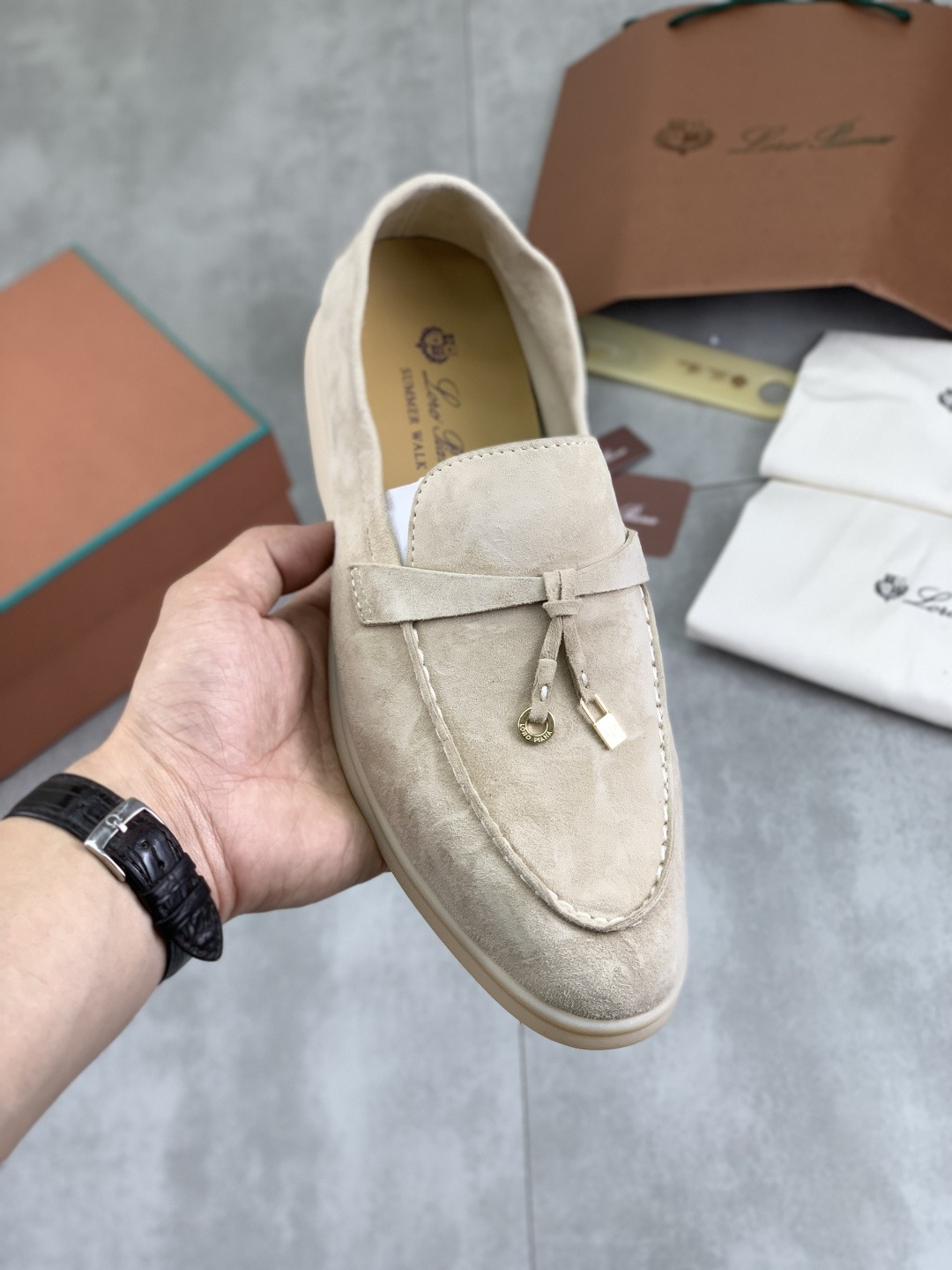 NO:279417,Real price High version Loro Piana Top authentic purchase original 1:1 copy. The existing Loro Piana company was founded on April 24, 194. The family business has been the sixth generation, providing high-quality products for customers who value taste and quality requirements. Imported original fabrics Imported calfskin, made of plain calfskin in the inner layer Hand-sewn thread with cowhide feet Original packaging Number 38-45,,loro pigaana,cowhide19860909实价 高版本 Loro Piana 顶级正品级购买原版1:1复制 于194月24日一手创立现有的Loro Piana公司.家族经营至今已是第六代,为讲求品味及对质量有要求的顾客提供上等的优质商品 进口原版面料 进口小牛皮,内里平纹小牛皮制成 手工缝制线配牛皮垫脚 原版包装 码数38-45,,loro piana,cowhide,Men's shoes