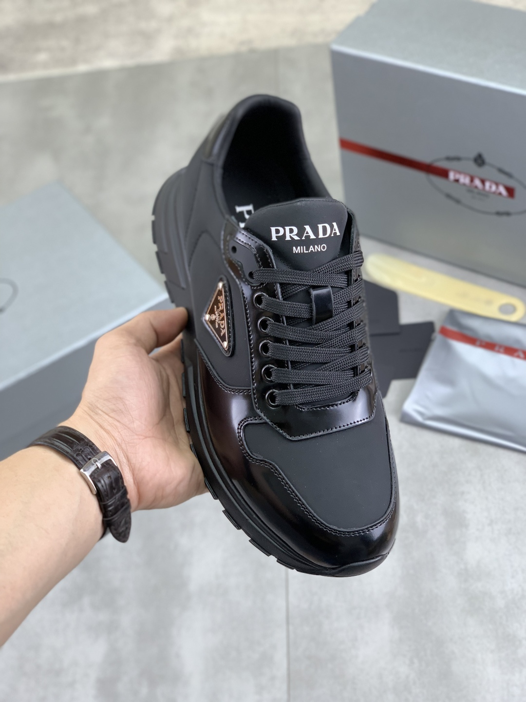 NO:279427,[Real price] High-version hot products are launched on the official website, trendy brand (Prada Prada) mainly promotes hot products, avant-garde and versatile fashion men's shoes private version, cowhide 11 replicas... Fashionable and simple, original imported cowhide inner cowhide footbed; atmospheric personality is more trendy and eye-catching and pursue grade, it will subvert the old concept, and it must be a fashion trendy and fashionable trendy with you! Must keep it yourself! High-end comfortable, large and low, high-end quality workmanship. Number of 38-45; multi-color selection.,, prada, prada, cowhide19860909【实价】高版本 官网爆款上市, 潮牌（普拉达Prada）主推爆款,前卫百搭时尚男鞋私版开模,牛皮面拼接11复刻..时尚干脆、原版进口牛皮内里牛皮垫脚；大气个性更潮更抢眼更追求档次,它将颠覆旧念,与您共度时尚潮人必备! 必自留 ! 高端舒适大低,高端品质做工.码数38-45；多色可选.,,prada,prada,cowhide,Men's shoes