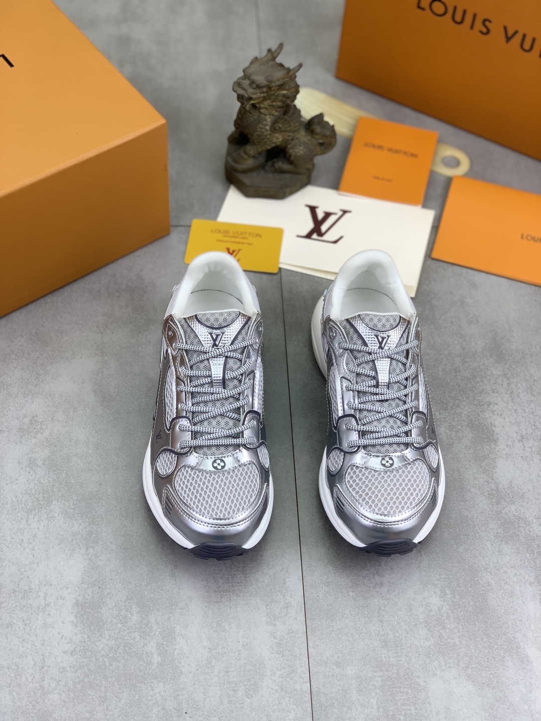 Louis Vuitton Olympia Silver Sneakers 2025SS, Couple Style, Comfortable 3 cmp i1744903881635 7277 0 1