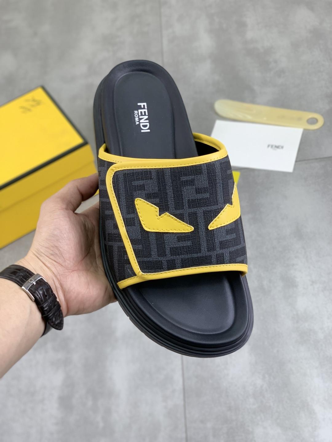 NO:278832,Real price Top version Fendi summer slipper counter synchronization upper imported Italian fabric, original sole is specially supplied with original sole, exclusive movable molding sole is super comfortable, original order goods, high quality, can enter and exit the counter at will, welcome to compare. Number of codes 39-44 (38 45 46 customized) two colors available, fendi, slippers19860909实价 顶级版本 芬迪 夏拖鞋专柜同步 鞋面意大利进口面料,鞋底原厂特供原版底,独家活动成型底超级舒适,原厂跟单货,发高品质,可随意进出专柜,欢迎对比 码数39-44（38 45 46定做）两色可选,,fendi,slippers,Men's shoes