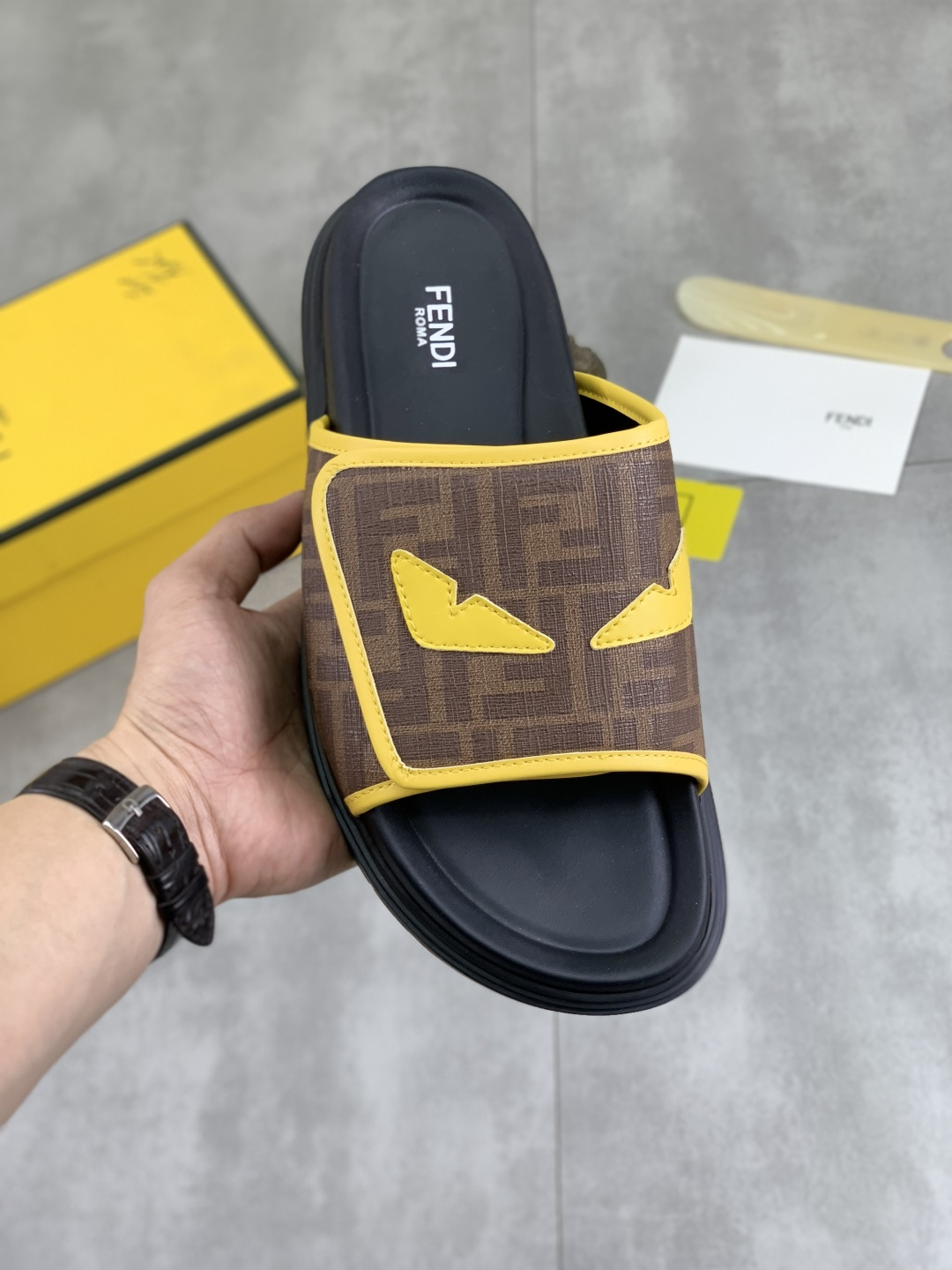 NO:278835,Real price Top version Fendi summer slipper counter synchronization upper imported Italian fabric, original sole is specially supplied with original sole, exclusive movable molding sole is super comfortable, original order goods, high quality, can enter and exit the counter at will, welcome to compare. Number of 39-44 (38 45 46 customized) multi-color selection, fendi, slippers19860909实价 顶级版本 芬迪 夏拖鞋专柜同步 鞋面意大利进口面料,鞋底原厂特供原版底,独家活动成型底超级舒适,原厂跟单货,发高品质,可随意进出专柜,欢迎对比 码数39-44（38 45 46定做）多色可选,,fendi,slippers,Men's shoes