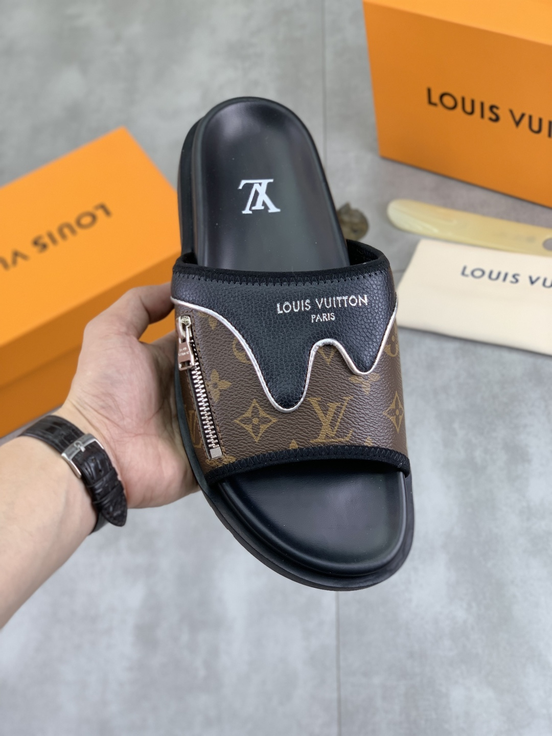 NO:278838,[Real Price] Top version Original quality [LOUIS VUITTON] The official website hit Louis Vuitton LV men's slippers are available simultaneously on the counter!  Original fabric imported from Italy Original factory special original base Number 39-44 (38 45 46 customized) Multiple colors available, louis vuitton, louis vuitton, louis vuitton, slippers19860909【实价】 顶级版本 原单品质【LOUIS VUITTON】官网爆款路易威登 LV男士拖鞋 专柜同步发售 ！意大利进口原版面料 原厂特供原版底 码数39-44（38 45 46定做）多款颜色可选,,louis vuitton,louis vuitton,louis vuitton,slippers,Men's shoes