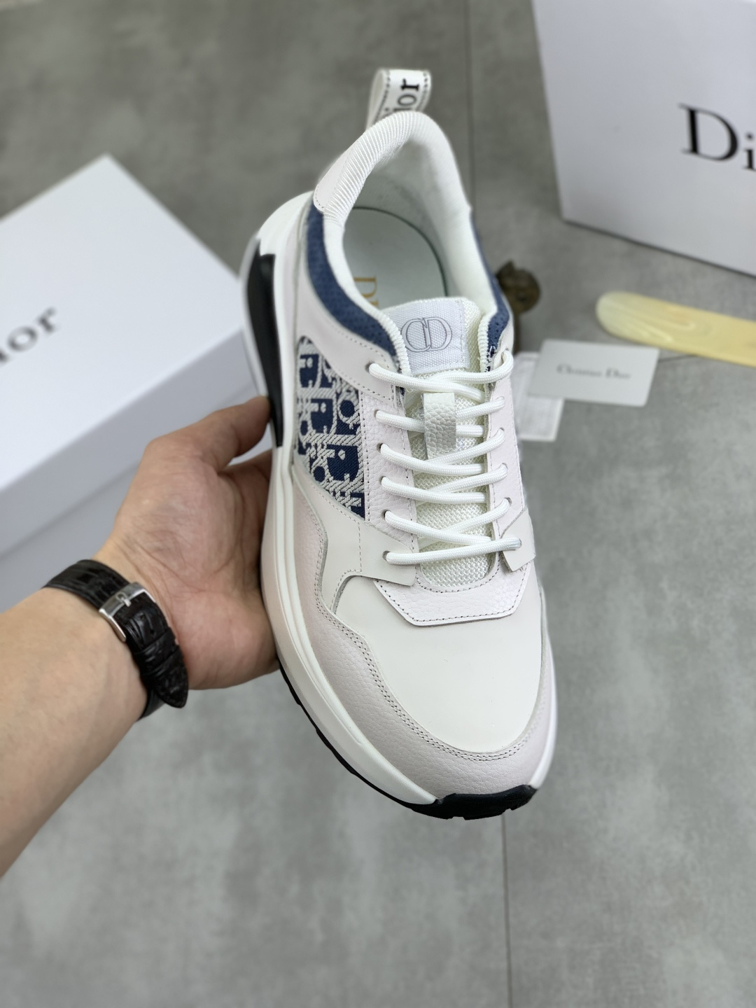 NO:279132,[Real Price] [Dior] 2025 Dior original lace-up low-top men's shoes. Classic casual shoes. This model is the official classic model, 1:1 quality, made by famous original masters. It uses high-quality cowhide with original materials, comfortable and breathable mesh cloth inner pig leather insole, perfect last, generous and fashionable design, attracting the pursuit of many consumers. It is suitable for drivers to drive. What you want is the best quality in the market, color 3 colors. Number of 38--44 (45 46 customized), dior, dior, cowhide19860909【实价】【Dior】2025迪奥原版系带低帮男鞋 经典款休闲鞋本款是官方主打经典款,1:1质量,原厂名师制作,采用优质牛皮配原版材料舒适透气网布內里猪皮鞋垫,完美楦型,大方时尚的设计,吸引了众多消费者的追捧,适合司机驾车行驶,要的就是市场最品质,颜色3色 码数38--44（45 46定做）,,dior,dior,cowhide,Men's shoes