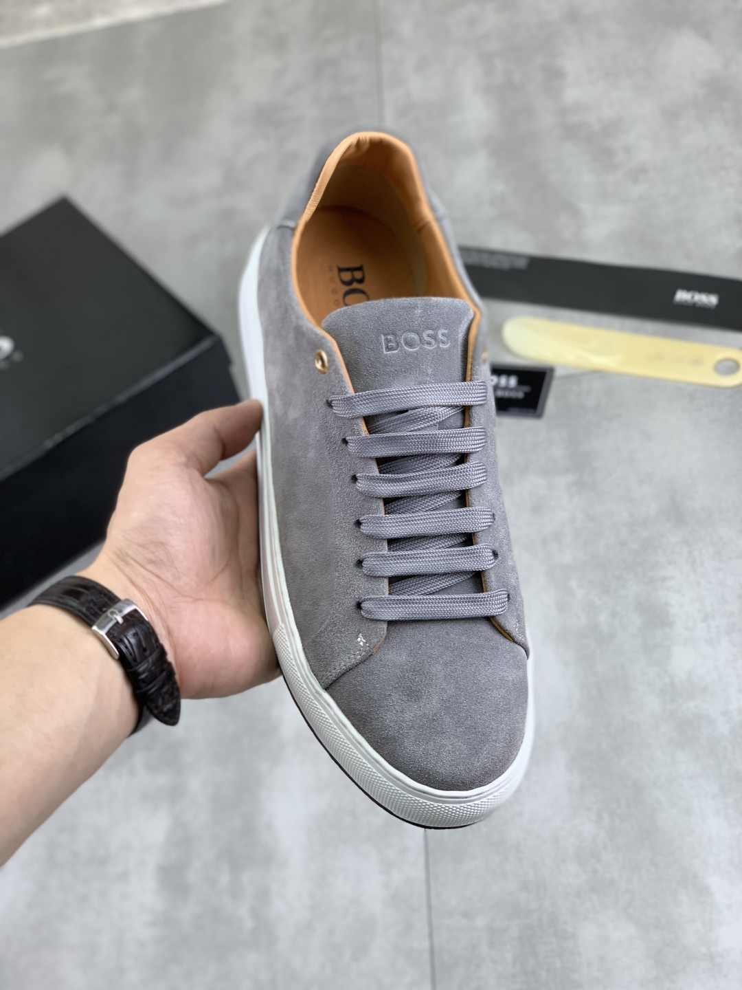 NO:279128,[Real Price] [BOSS] 2025 original lace-up men's shoes. Classic casual shoes. This model is the official classic style, 1:1 quality, made by famous original masters. It uses imported cowhide with breathable fabric and comfortable and breathable pig leather inner pig leather insole. It has a perfect last and a generous and fashionable design. It has attracted the pursuit of many consumers. It is suitable for drivers to drive. What you want is the best quality in the market. The color is 4 colors available. Number of 38--44 (45 46 customized), cowhide19860909【实价】【BOSS】2025原版系带男鞋 经典款休闲鞋本款是官方主打经典款,1:1质量,原厂名师制作,采用进口牛皮配透气面料舒适透气猪皮內里猪皮鞋垫,完美楦型,大方时尚的设计,吸引了众多消费者的追捧,适合司机驾车行驶,要的就是市场最品质,颜色4色可选 码数38--44（45 46定做）,,cowhide,Men's shoes