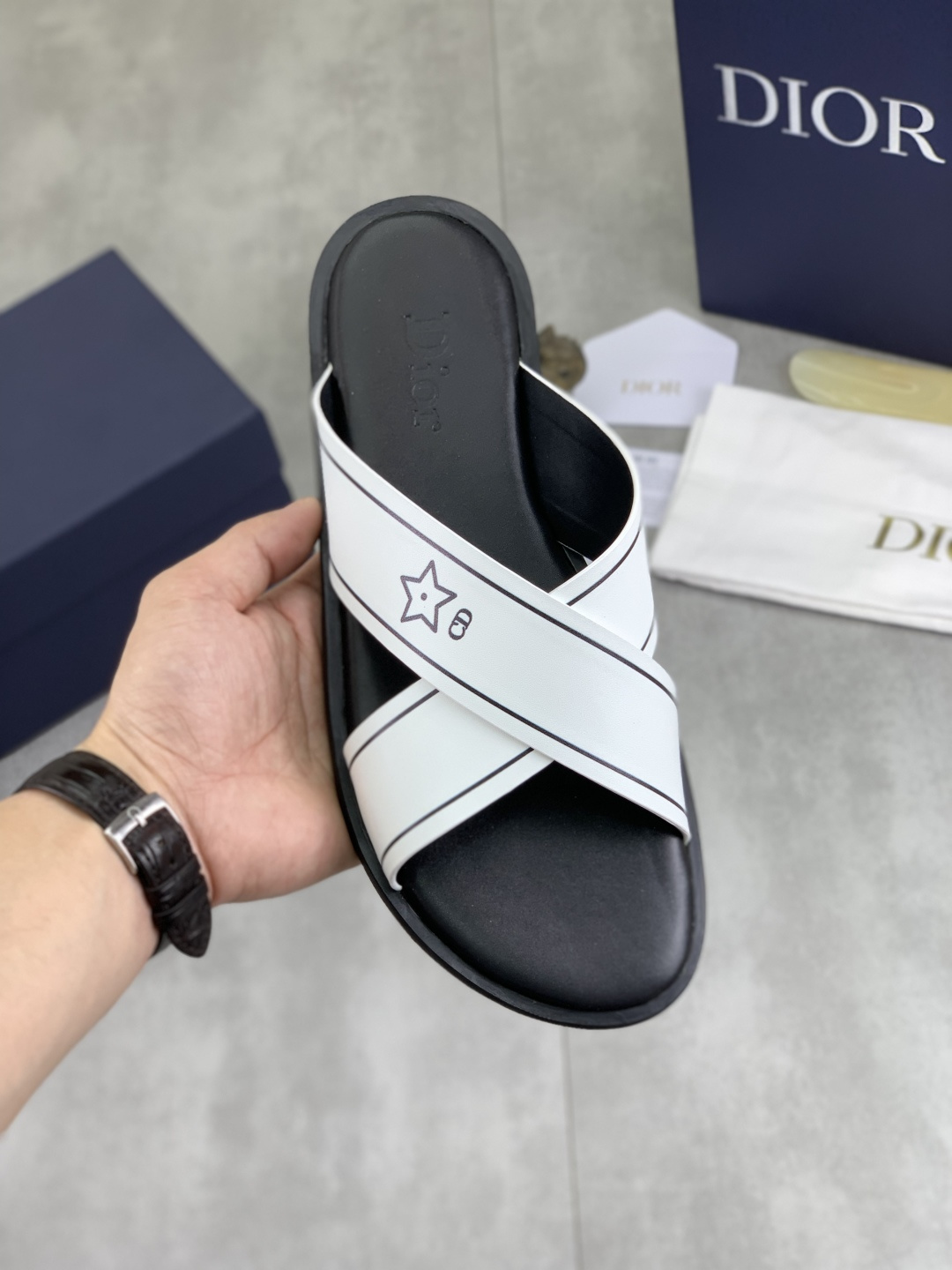 NO:279405,[Real price] Dior new casual slippers, original official website 1:1, high quality, perfectly made to transmit a noble luxury, sublimating its definition of luxury in high-end extraordinary craftsmanship. Original outsole, size number; 39-44 (38 45 customized),,dior,dior,slippers19860909【实价】 Dior 迪奥新款休闲拖鞋,原版官网1:1、高品质 完美做透射出一种尊贵奢华,高端超凡工艺中升华其奢侈定义.原版大底,码数；39-44（38 45定做）,,dior,dior,slippers,Men's shoes