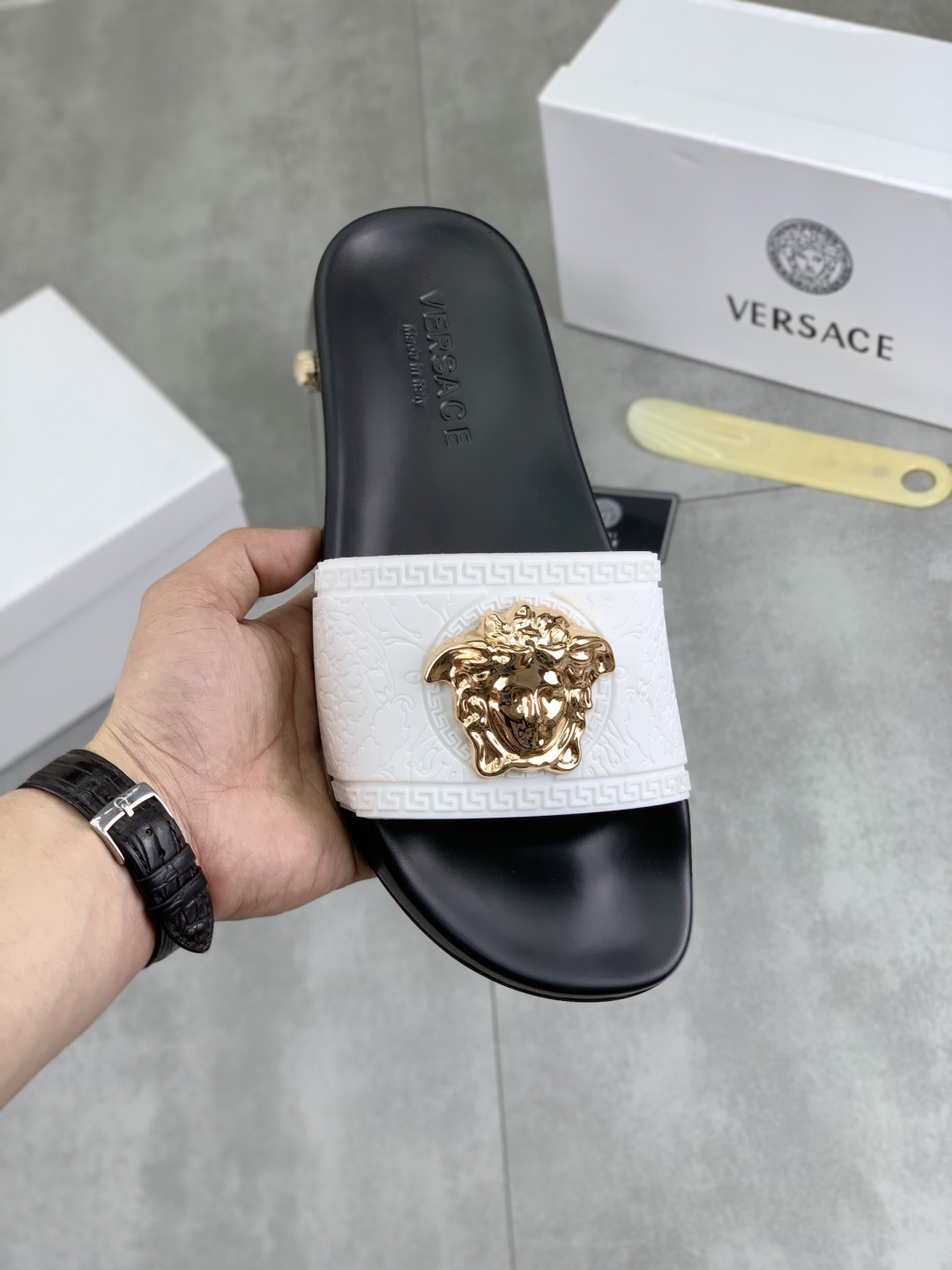 NO:279708,[Real Price] [VERSACE] Versace Counter New Men's Casual Slippers Series!  1:1 review of the global limited edition upper using imported original single fabric original panel sole men's shoes size 38-44 Multi-color options, versace, versace, slippers19860909【实价】【VERSACE】范思哲专柜新款男士休闲拖鞋系列！1:1复核全球限量款鞋面采用进口原单面料原板大底男鞋码数38-44 多色可选,,versace,versace,slippers,Men's shoes