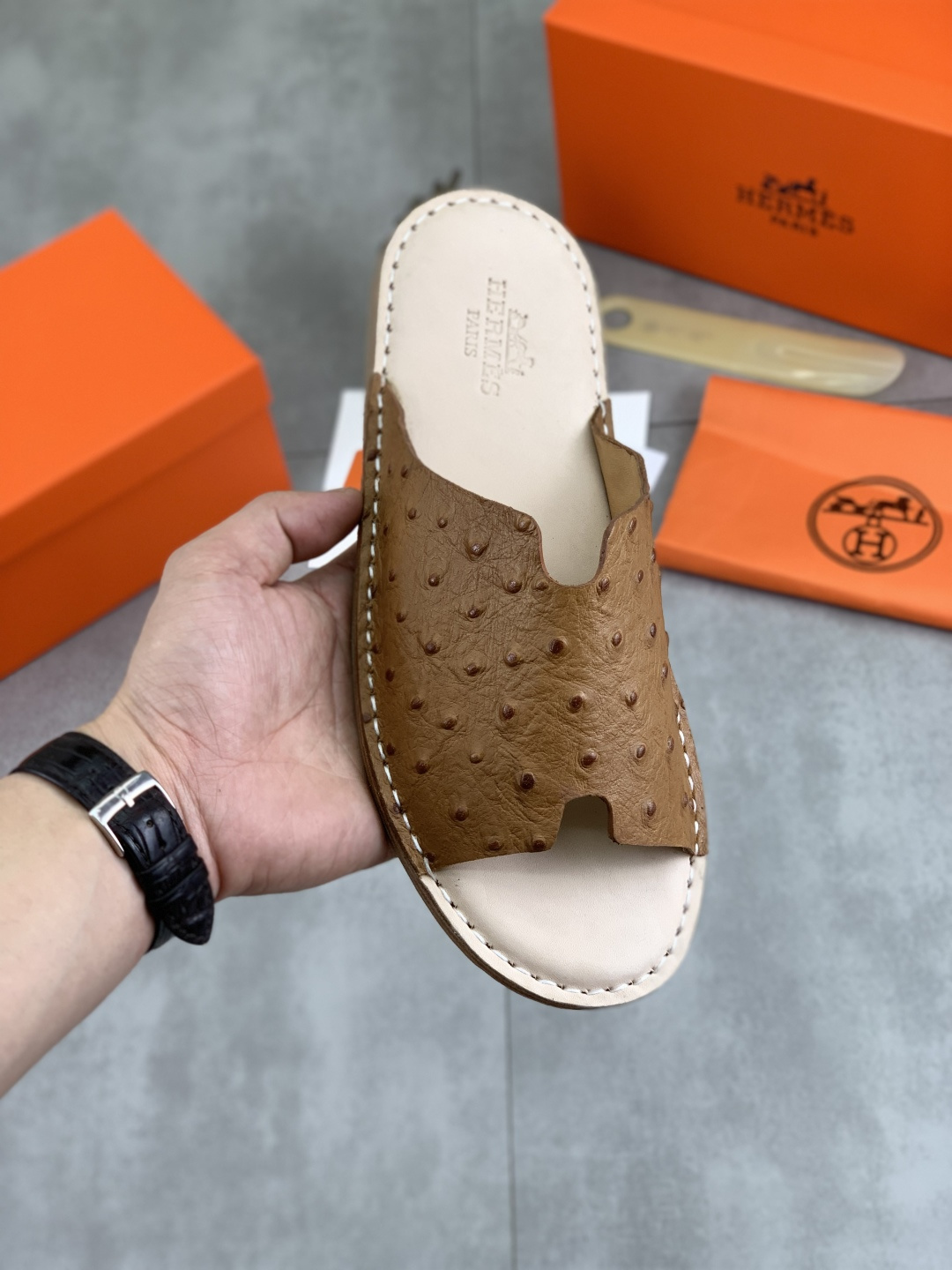 NO:280308,Real-price (real leather outsole series) official website synchronizes new colors to come [HERMES] Hermes series original development, original anatomical display, exclusive outsole [material] sole original genuine leather sole with beef essence bottom. Fabric original calf leather imported cowhide, delicate and soft size 38-44,,hermes,hermes,cowhide,Leather soles19860909实价（真皮大底系列）官网同步新颜色来袭【 HERMES】爱马仕 系列原版开发,原版解剖展示,独家大底【材质】 鞋底原版真皮鞋底配牛精底片 . 面料原版小牛皮 内里进口牛皮,细腻柔软 码数38-44,,hermes,hermes,cowhide,Leather soles,Men's shoes