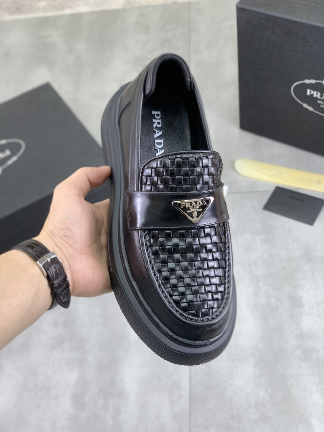 NO:280556,Real price PRADA Prada spring new casual leather shoes Original purchase and development Made products Prada Men's classic series Technology breathable fabric with cowhide casual casual sneakers Casual sports dad shoes combine high-tech breathable material with cowhide leather, exclusive button decoration on the side P home The italic design and bright colors show vitality, continuing the brand design inspiration. Walking through the city lightly, feeling unrestrained and comfortable. Delivery exquisite packaging Original custom calf leather with breathable material Inner cowhide inner cowhide inner cowhide foot pads Large sole open mold TPU foaming material Sole 3.5CM Size Men's 38-44 (45 can be customized) 4 colors available, prada, prada, sneakers, cowhide19860909实价 PRADA 普拉达春季新款休闲皮鞋 原版购入开发 做货 普拉达家男士经典系列 科技透气面料搭配牛皮 休闲运动鞋 休闲之履运动老爹鞋结合高科技透气材质与牛皮,侧面P家专属纽扣装饰 大底满满P斜体设计和鲜艳色彩展现活力,延续品牌设计灵感.轻盈漫步都市,感受无拘舒适. 配送精美包装 面料原版定制小牛皮配透气材质 内里牛皮内里牛皮垫脚 大底开模TPU发泡材质 底厚3.5CM Size 男款38-44（45 可以定做） 4款颜色可选,,prada,prada,sneakers,cowhide,Men's shoes