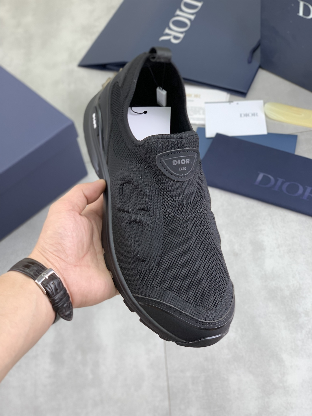 NO:280630,Real-price Dior Chrono high-version flying woven shoes 2025 new product, with white and black flying woven series, with computer-printed CD logos on both sides, star patches on the tongue and Dior logo on the heel, and many details show the style. The inner part is matched with the original color mesh, the large body is supported by a low-temperature shaping piece, and is filled with light feather cotton to keep the inner part full and soft and fit on the feet. The exclusive mold opening sole adopts an integrated molding process, and does not need to consider the peeling of the sole decorative accessories, and is light, comfortable, sturdy and wear-resistant. The two-color shoelace accessories are exquisitely equipped with high-end trendy and casual shapes. Size 39-45,,dior,dior19860909实价 迪奥Dior Chrono 高版本飞织鞋 2025新品,以白色和黑色飞织系列 两侧饰以电脑打印 CD 标志、鞋舌上的星星补丁和鞋跟的 Dior 标志,诸多细节彰显格调. 内里搭配原版配色网布,大身内部采用低温定型片整体支撑,并填充轻羽棉保持内里饱满柔软贴脚.独家开模大底采用一体成型工艺,不用考虑鞋底装饰配件开胶掉落等问题,且穿着轻盈舒适又坚固耐磨,双色鞋带配饰精致的金属五角星吊坠,时刻打造高端潮流休闲造型. 码数39-45,,dior,dior,Men's shoes