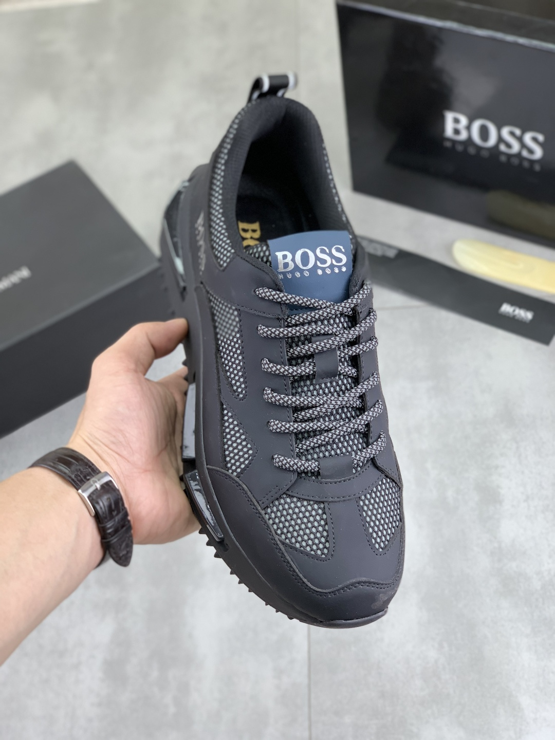 NO:280624,[Real Price] [BOSS] 2025 original lace-up men's shoes. Classic high-top casual shoes. This model is the official classic style, quality, made by famous original masters. It uses imported flying woven breathable fabric, comfortable and breathable mesh inner sheepskin insole, perfect last, generous and fashionable design, attracting the pursuit of many consumers. It is suitable for drivers to drive. What you want is the best quality in the market, with 4 colors available. Number of 38--44 (45 46 customized), sheepskin19860909【实价】【BOSS】2025原版系带男鞋 经典高帮款休闲鞋本款是官方主打经典款,质量,原厂名师制作,采用进口飞织透气面料舒适透气网布內里羊皮鞋垫,完美楦型,大方时尚的设计,吸引了众多消费者的追捧,适合司机驾车行驶,要的就是市场最品质,颜色4色可选 码数38--44（45 46定做）,,sheepskin,Men's shoes