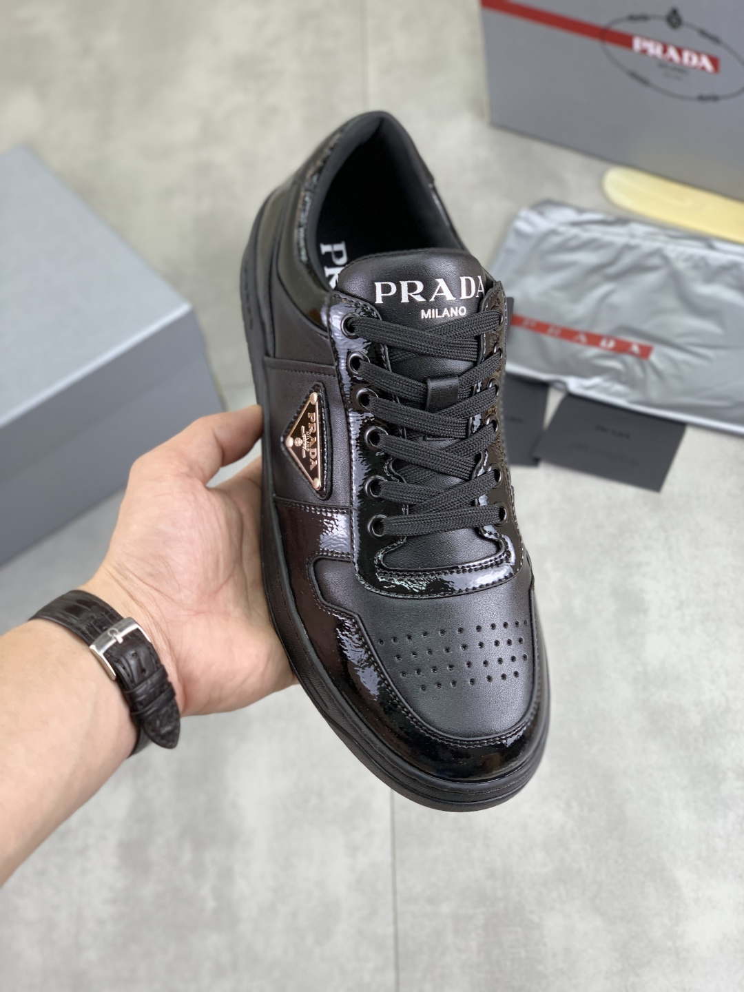 NO:280919,【Real Price】The latest model of high-quality PRADA classic men's shoes on the official website has been launched with 11 copies, simultaneous in Hong Kong, and the same stage on the show; all use calfskin imported cowhide inner lining and rubber outsole original non-slip and wear-resistant; comfortable footing, durable style, fine workmanship, and simple and neat shoe last to show the courage and toughness of men. The size is 38-44 (45 can be customized) 4 colors, prada, prada, cowhide19860909【实价】 高品质牛里（PRADA）普拉达经典款男鞋官网最新款上市了11复制,香港同步,走秀同台；全部采用小牛皮进口牛皮内里、橡胶大底原版防滑耐磨；着脚舒适、款式耐看,做工精细,配以简洁利落的鞋楦,彰显男人的果敢和硬朗,码数38一44（45可以定做）4款颜色选,,prada,prada,cowhide,Men's shoes